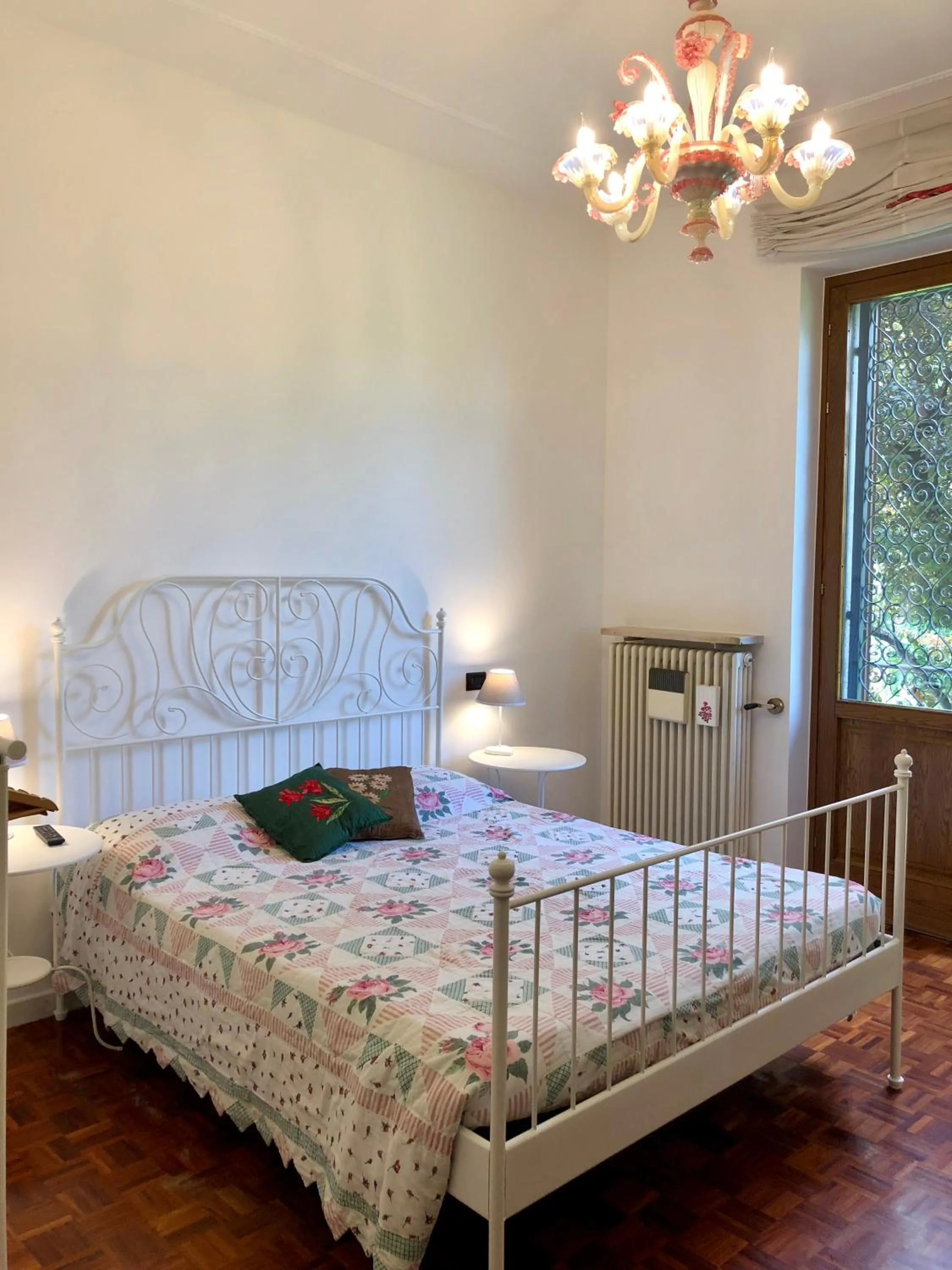 Photo of the whole room, Bed in B&B Family First