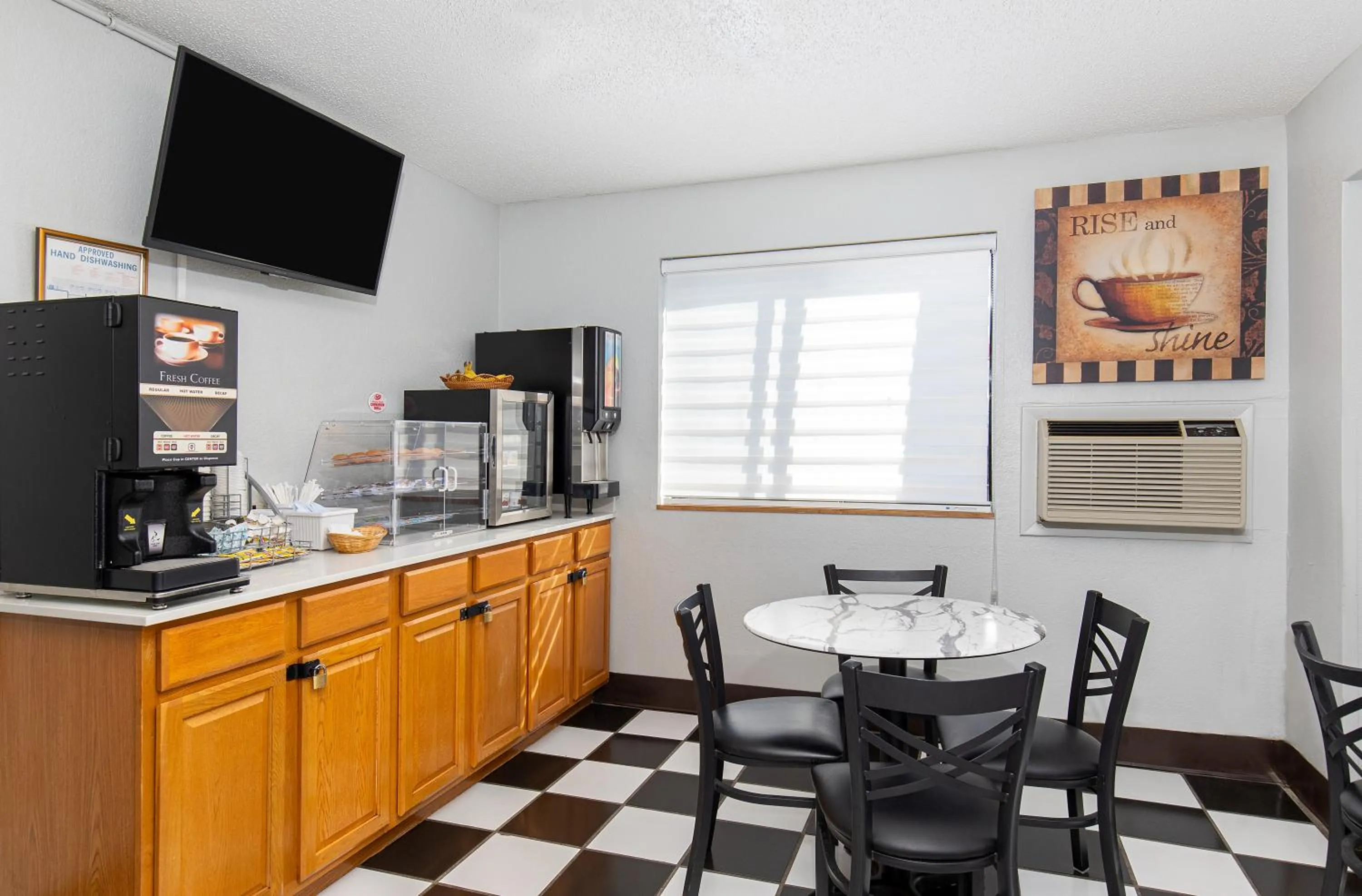 Coffee/tea facilities in Super 8 by Wyndham Johnson City