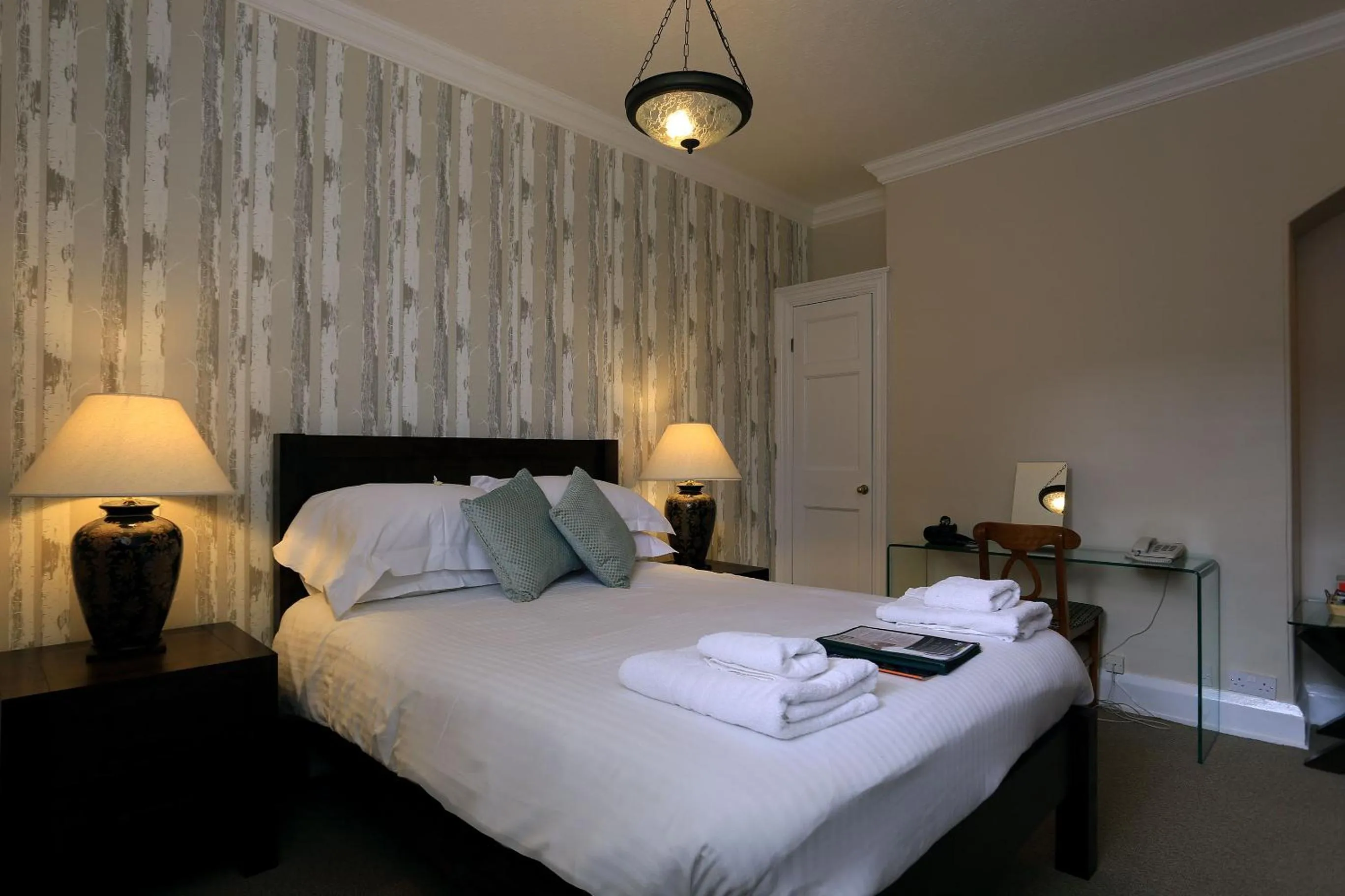 Photo of the whole room, Bed in B+B York