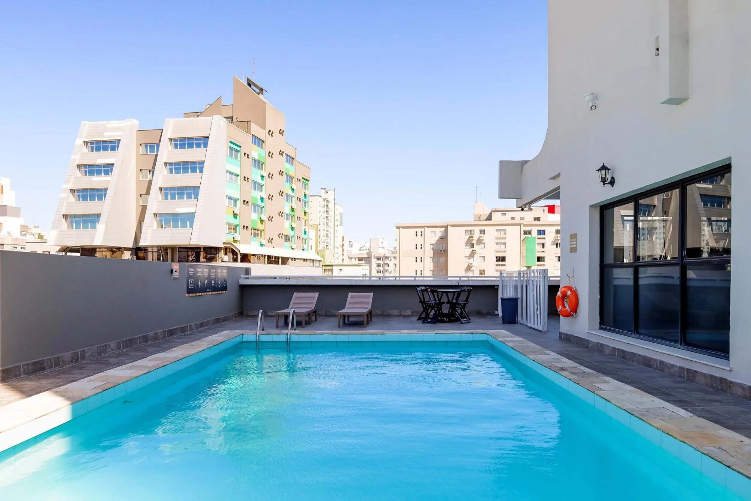 Swimming pool in Tri Hotel Premium Criciúma