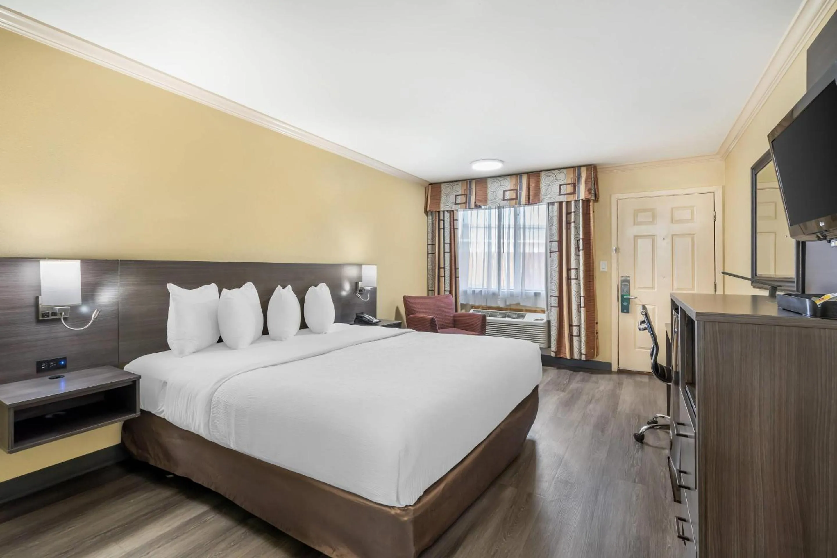 Bedroom, Bed in Quality Inn Klamath Falls - Crater Lake Gateway