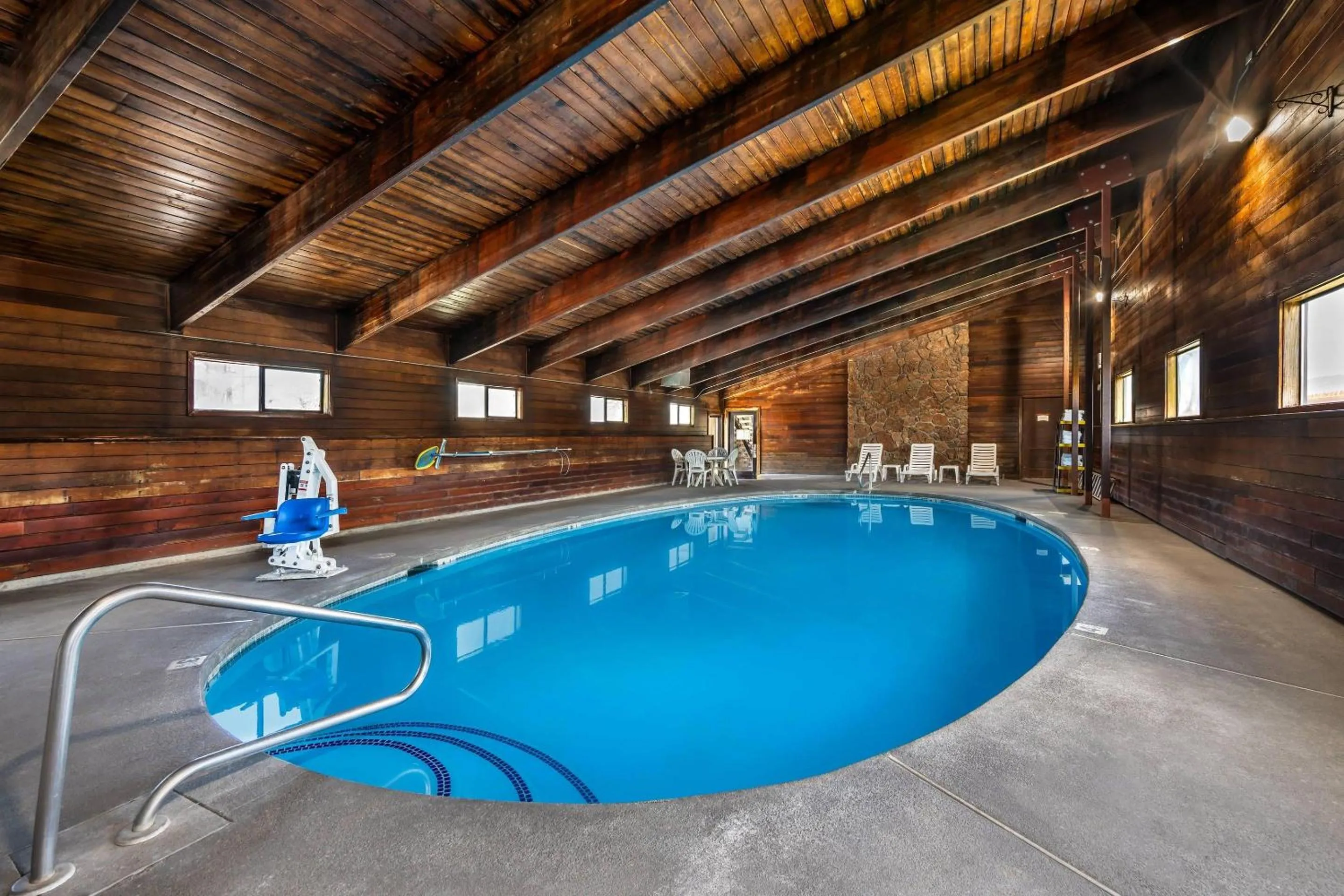 Swimming pool in Quality Inn Klamath Falls - Crater Lake Gateway