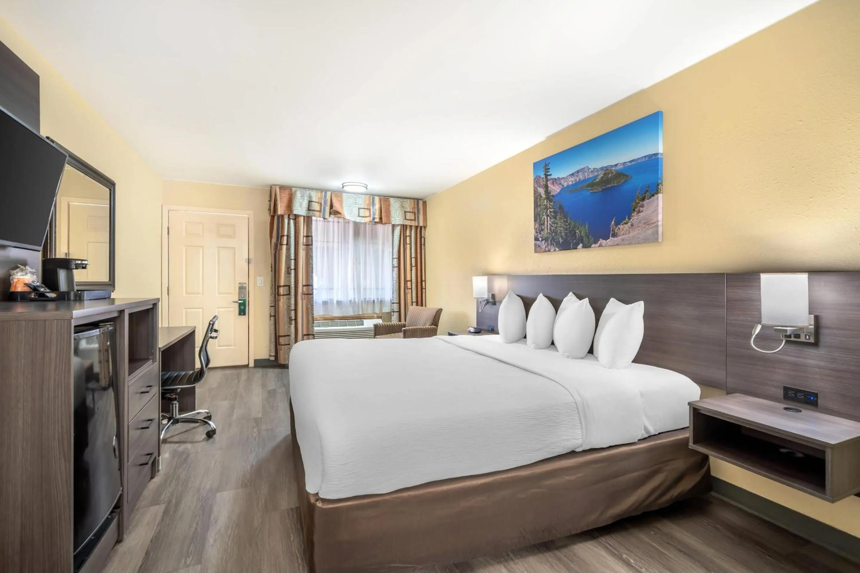 Bedroom, Bed in Quality Inn Klamath Falls - Crater Lake Gateway