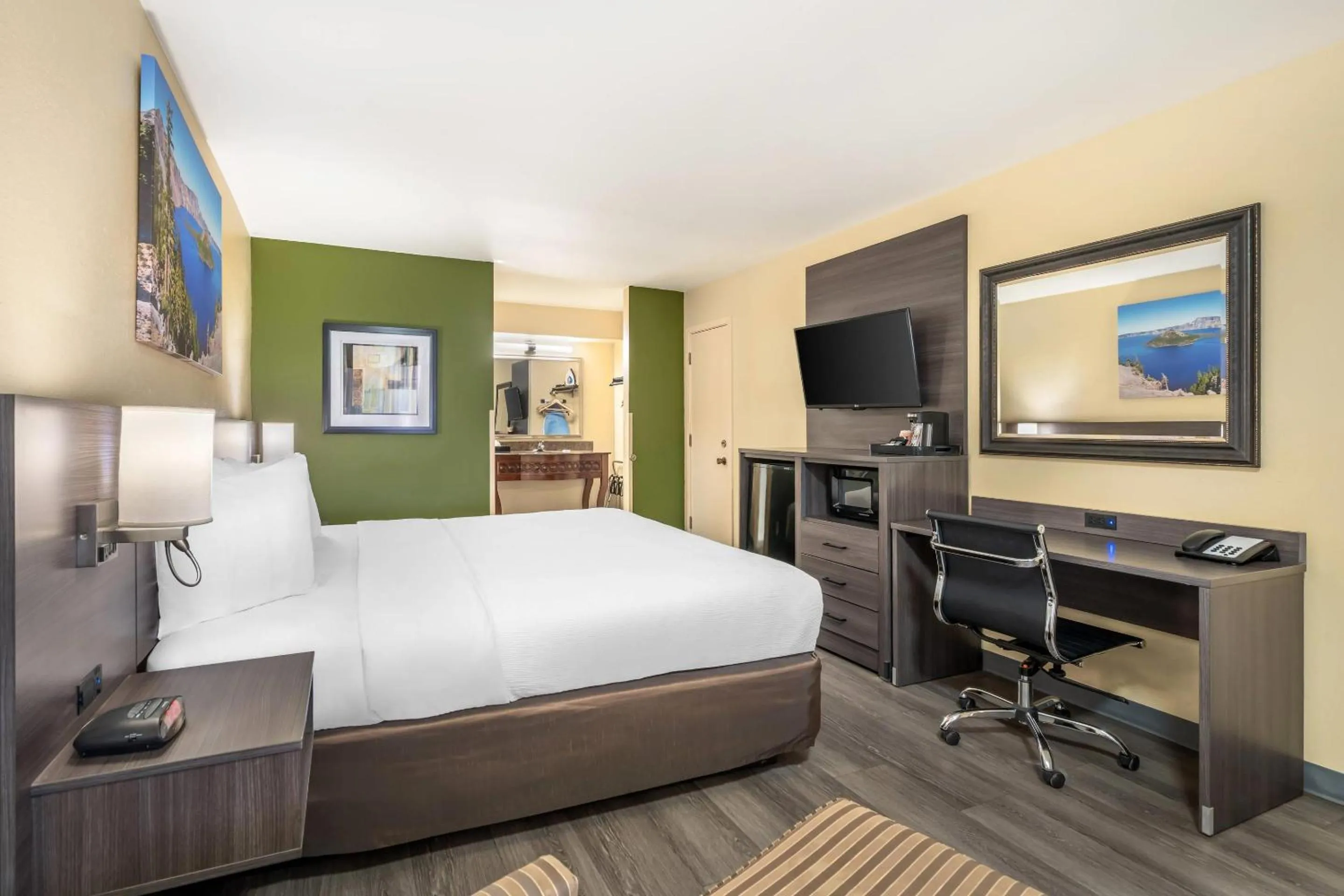 Bedroom, Bed in Quality Inn Klamath Falls - Crater Lake Gateway
