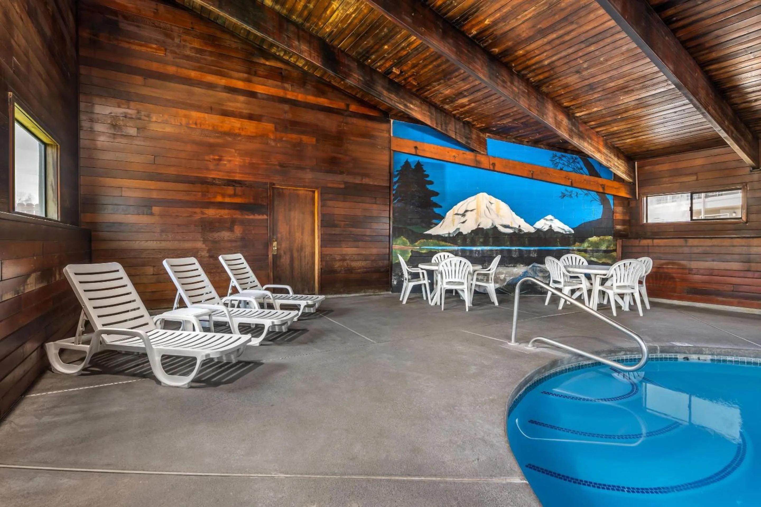 Swimming pool in Quality Inn Klamath Falls - Crater Lake Gateway