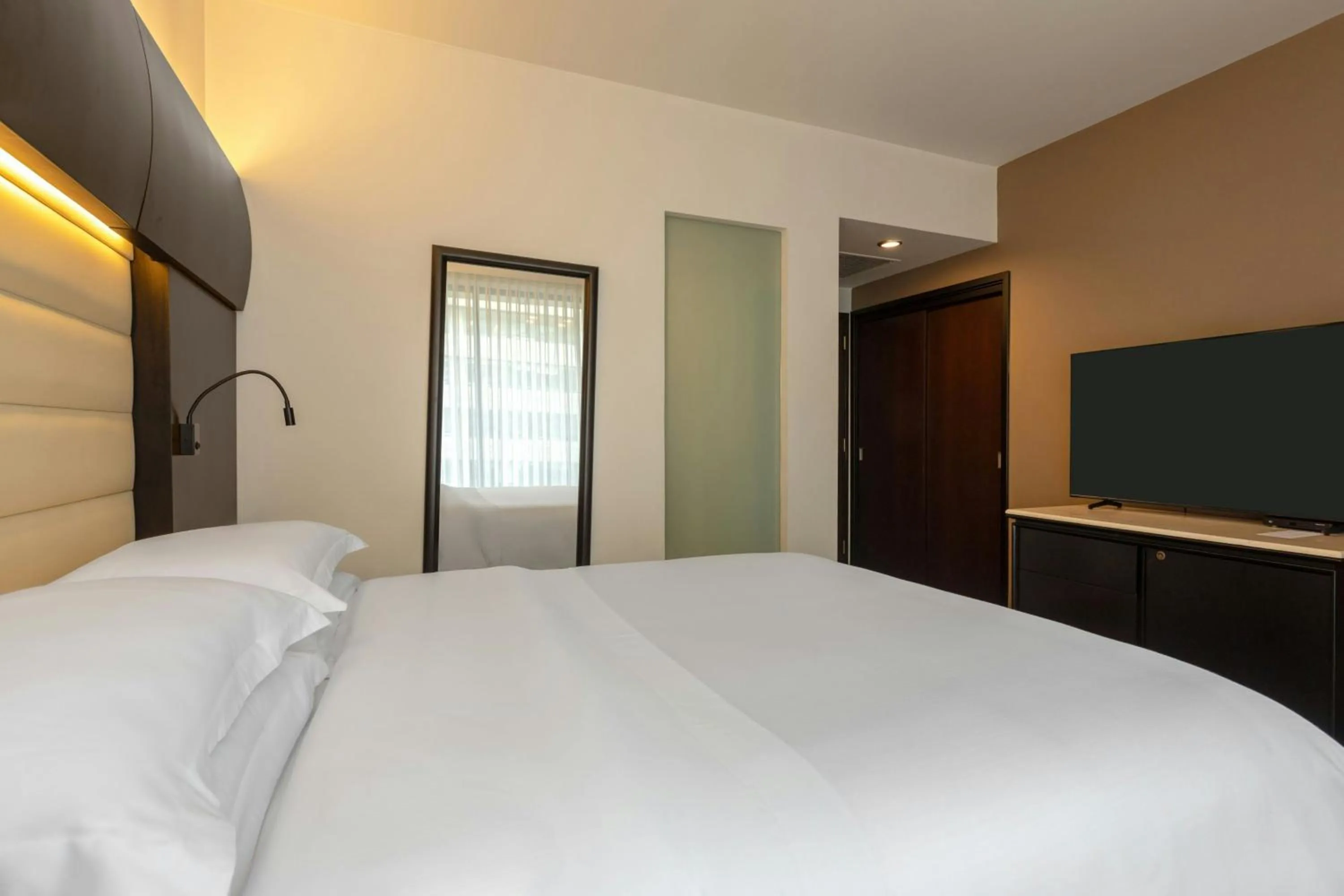 Photo of the whole room, Bed in Sheraton Bogotá Hotel