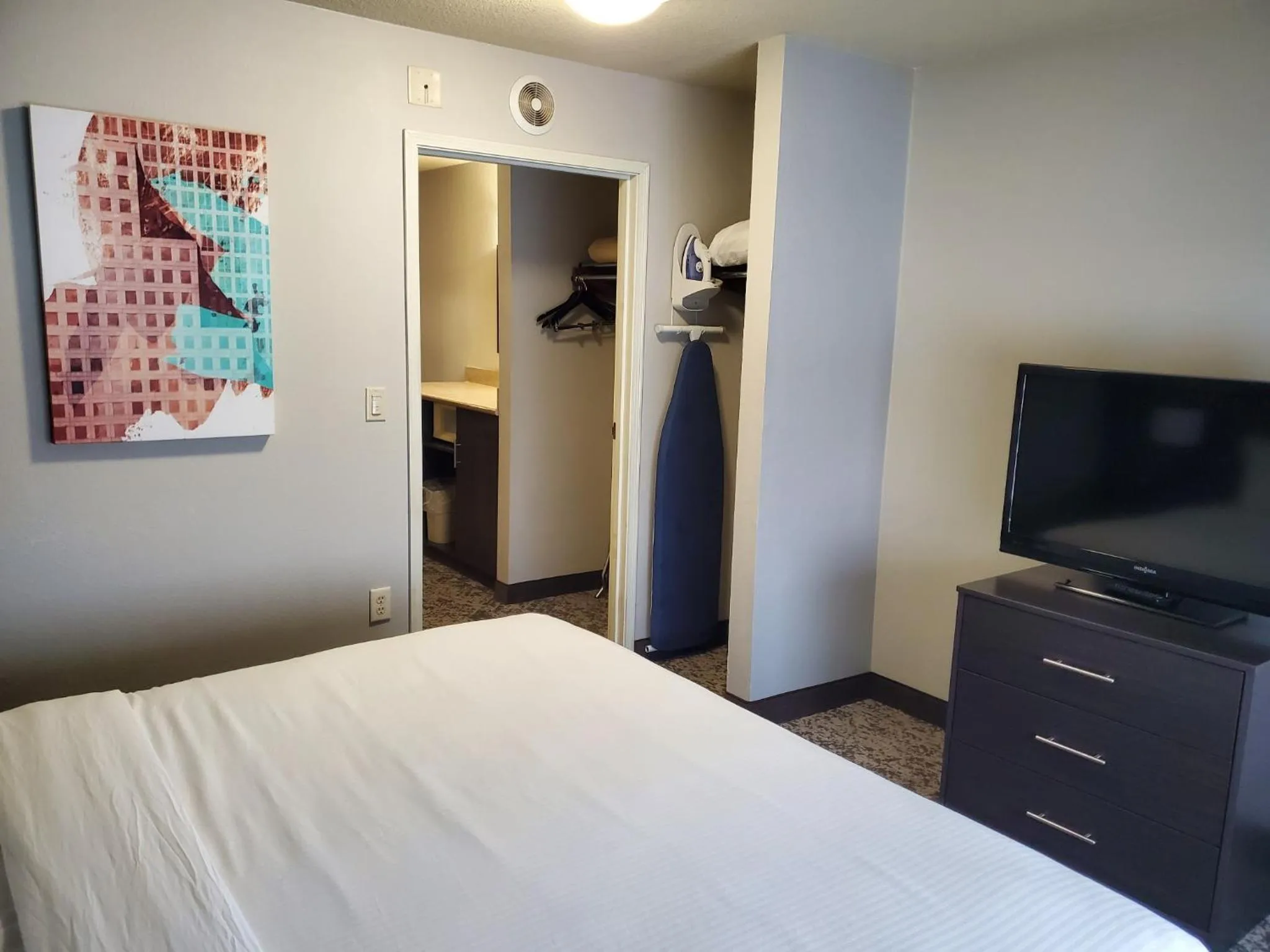 Bed in Best Western Fort Wayne Inn & Suites North