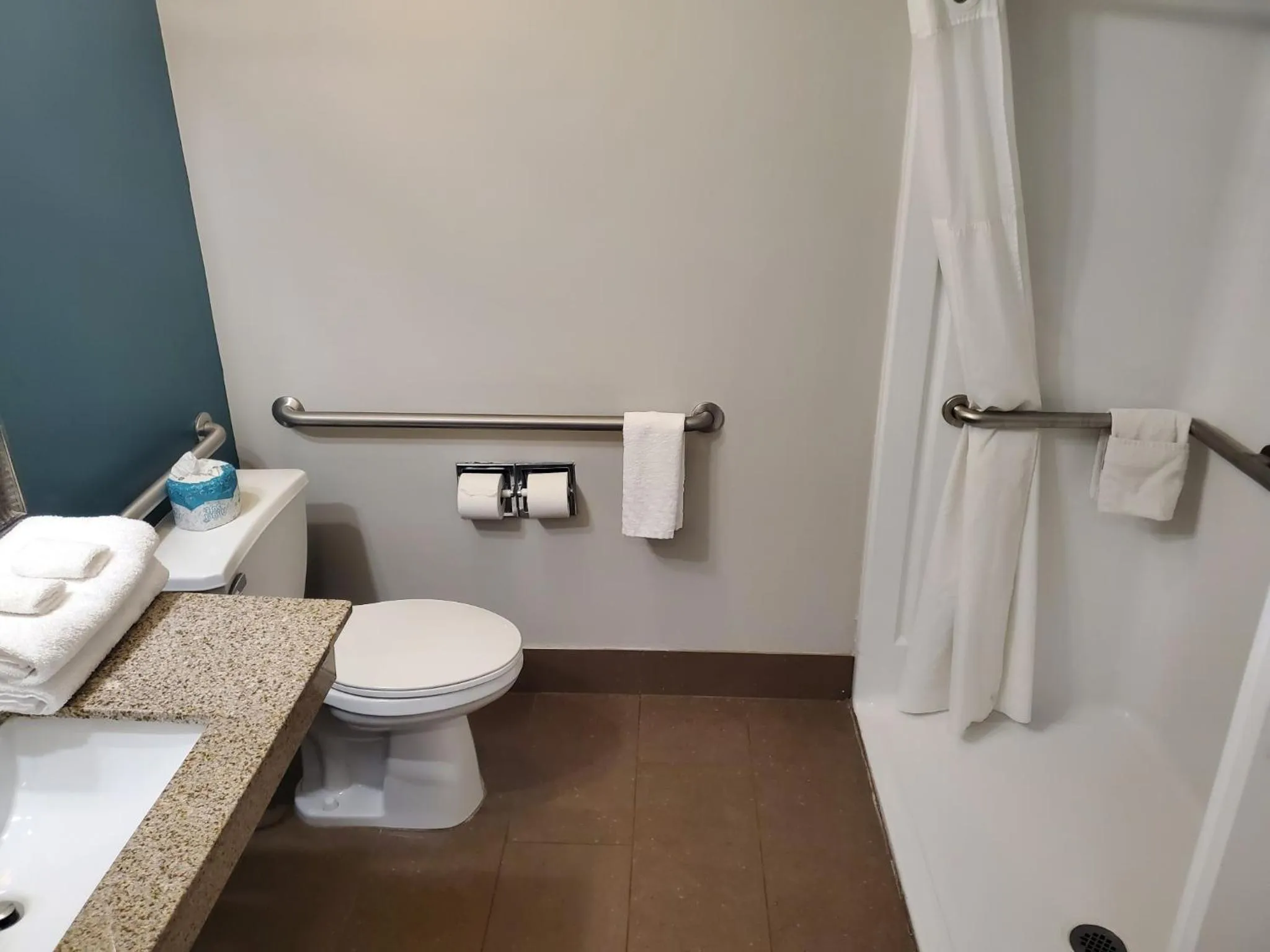 Shower in Best Western Fort Wayne Inn & Suites North
