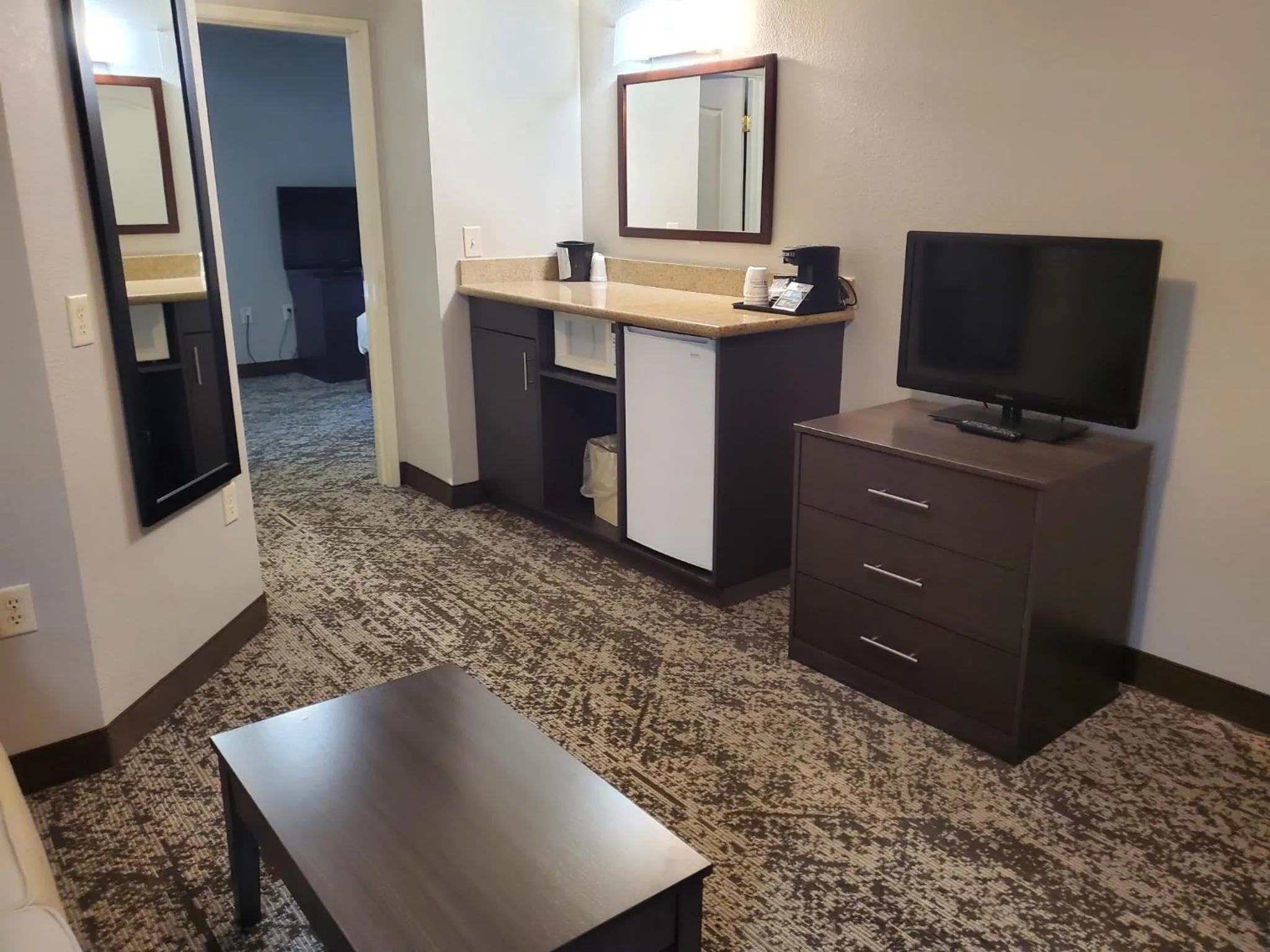 Communal lounge/ TV room in Best Western Fort Wayne Inn & Suites North