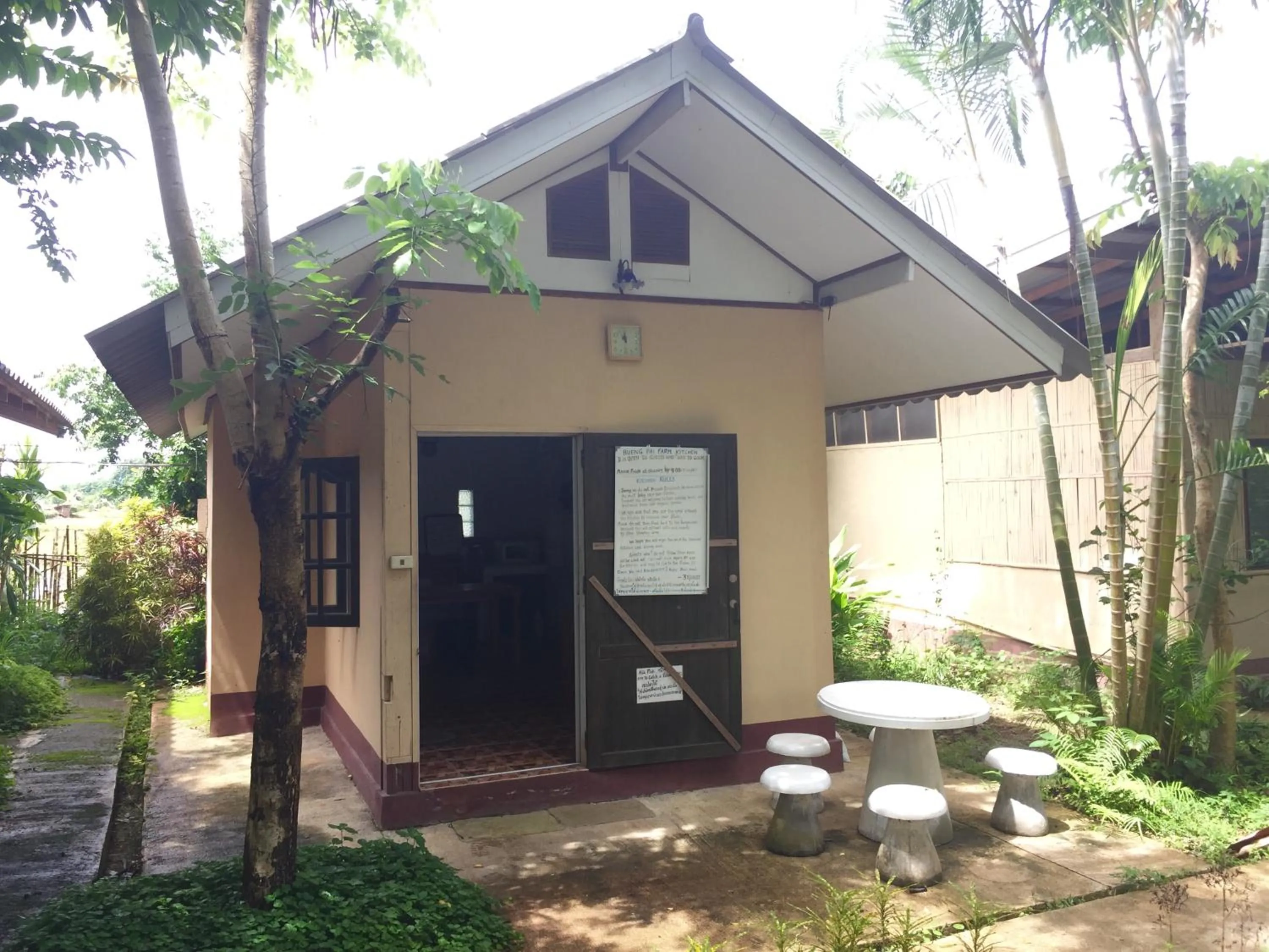 Communal kitchen in Bueng Pai Farm บึงปายฟาร์ม