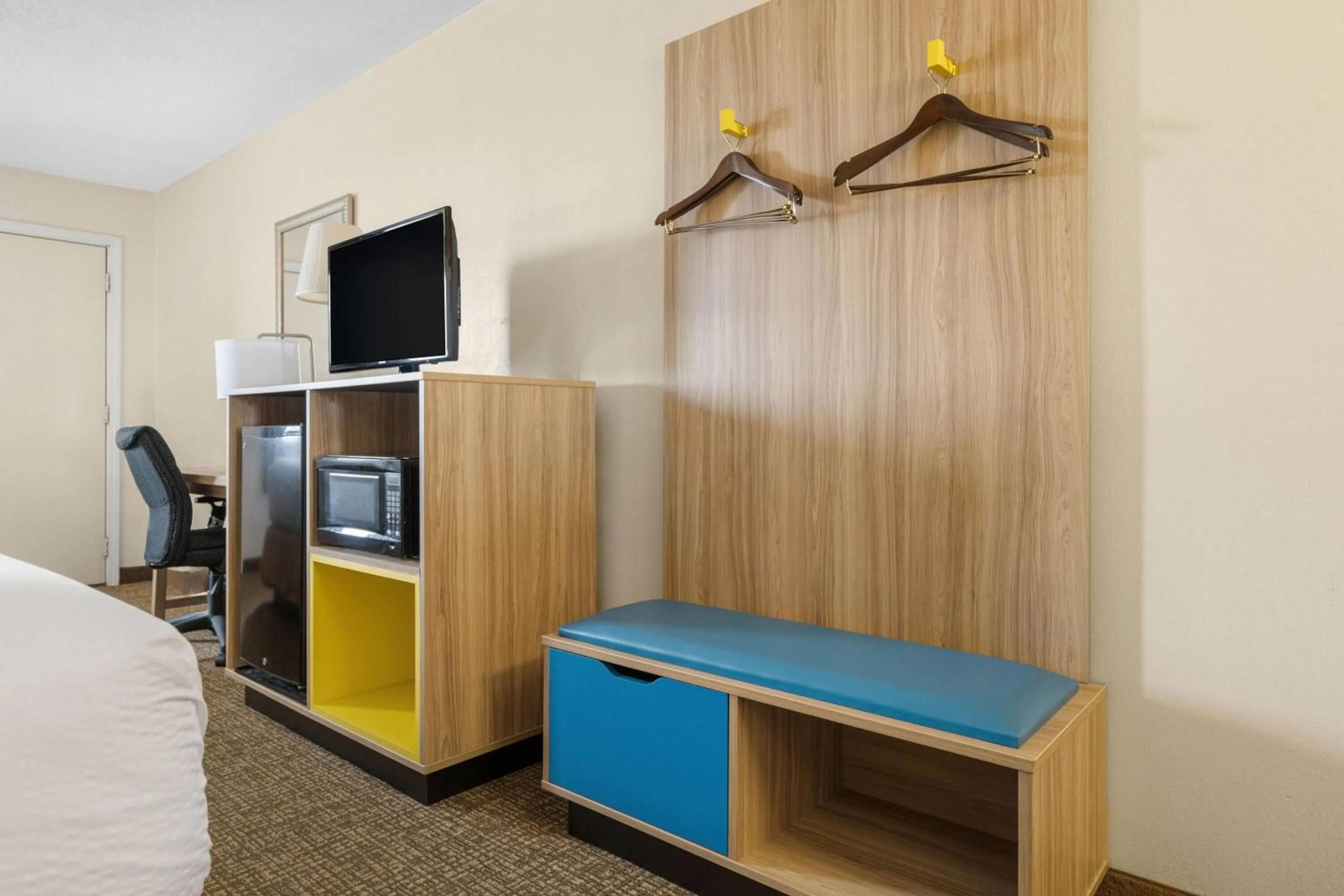 Bed in Days Inn by Wyndham Fort Wayne