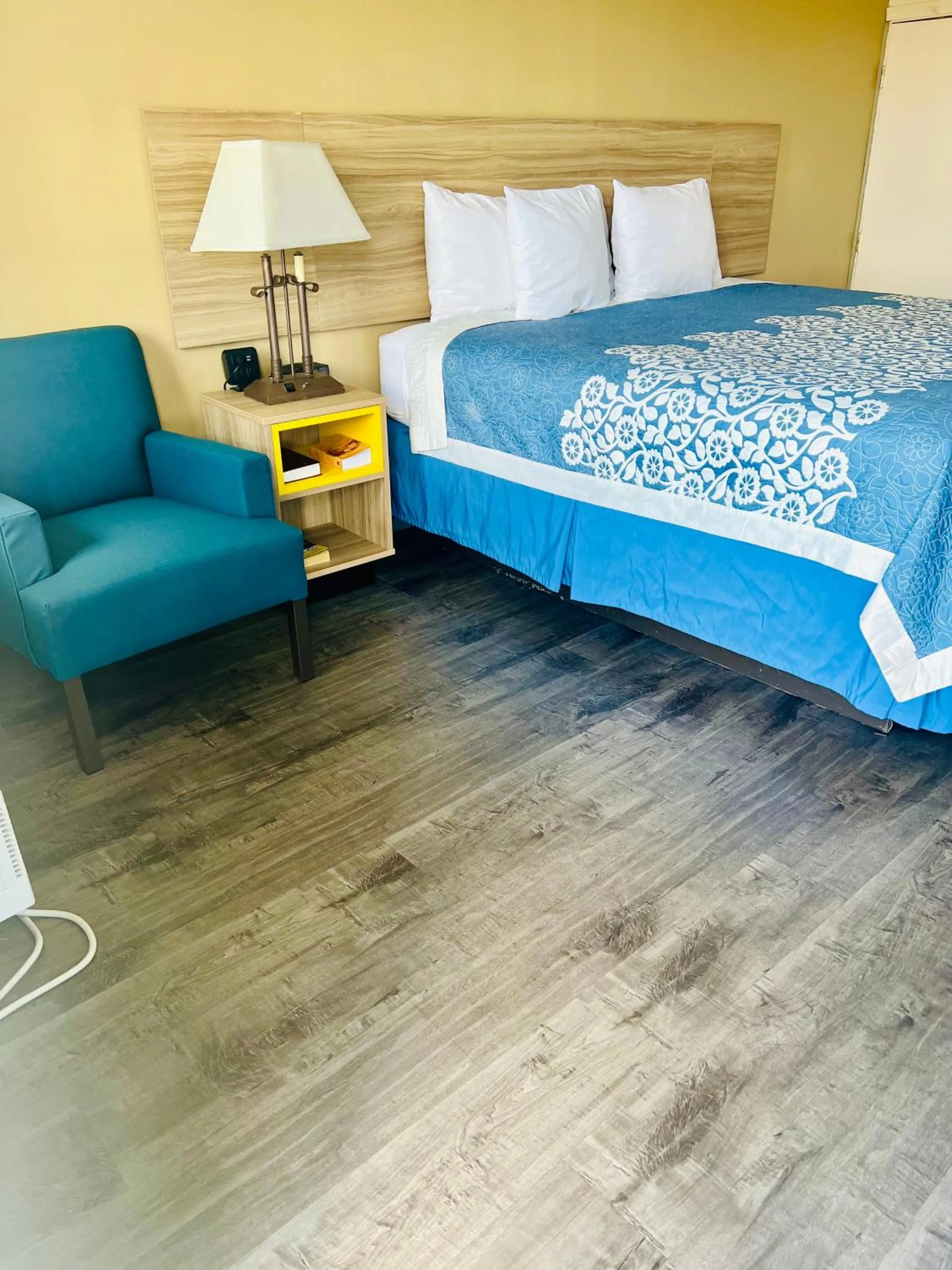 Bedroom, Bed in Days Inn by Wyndham Fort Wayne