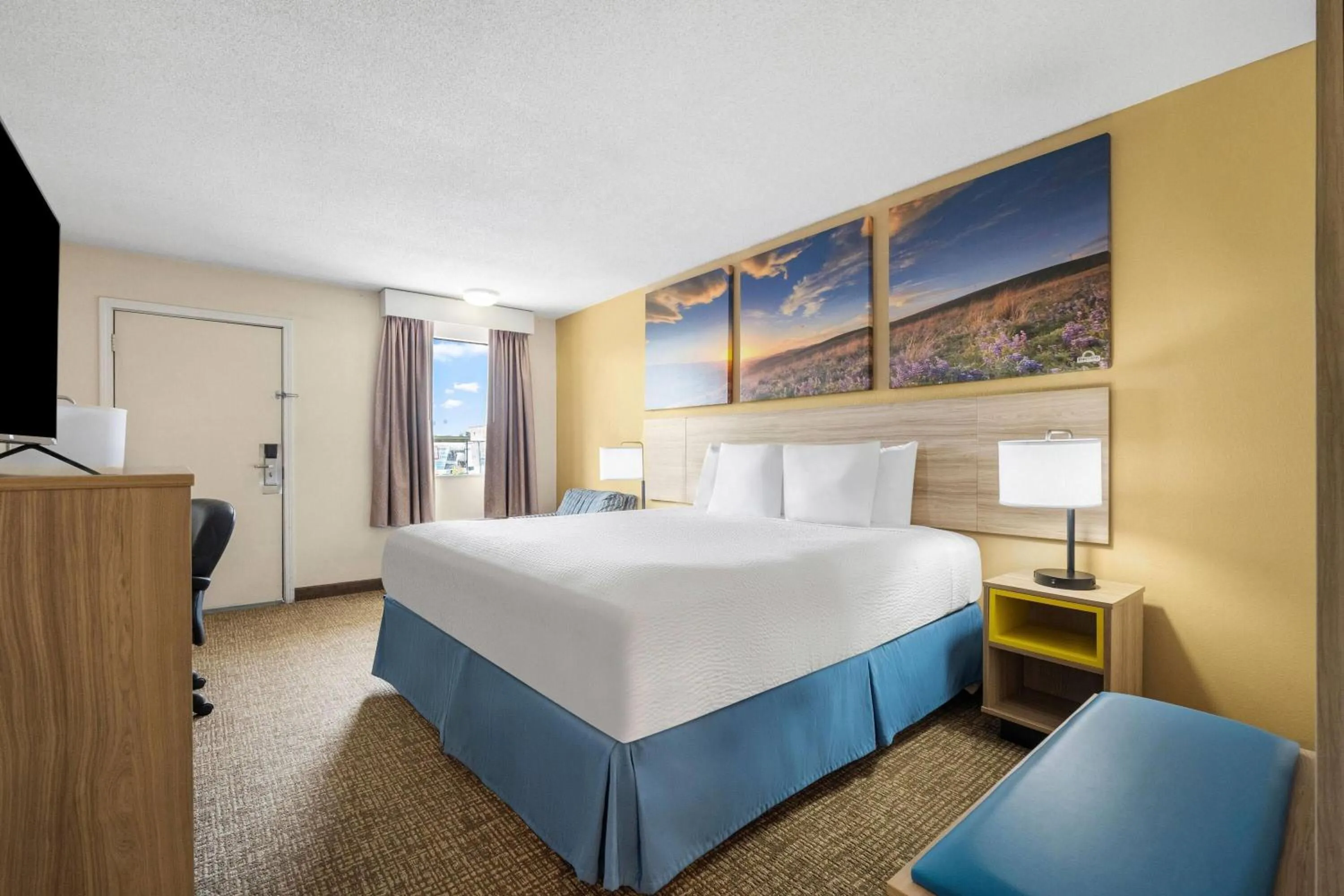 Bed in Days Inn by Wyndham Fort Wayne
