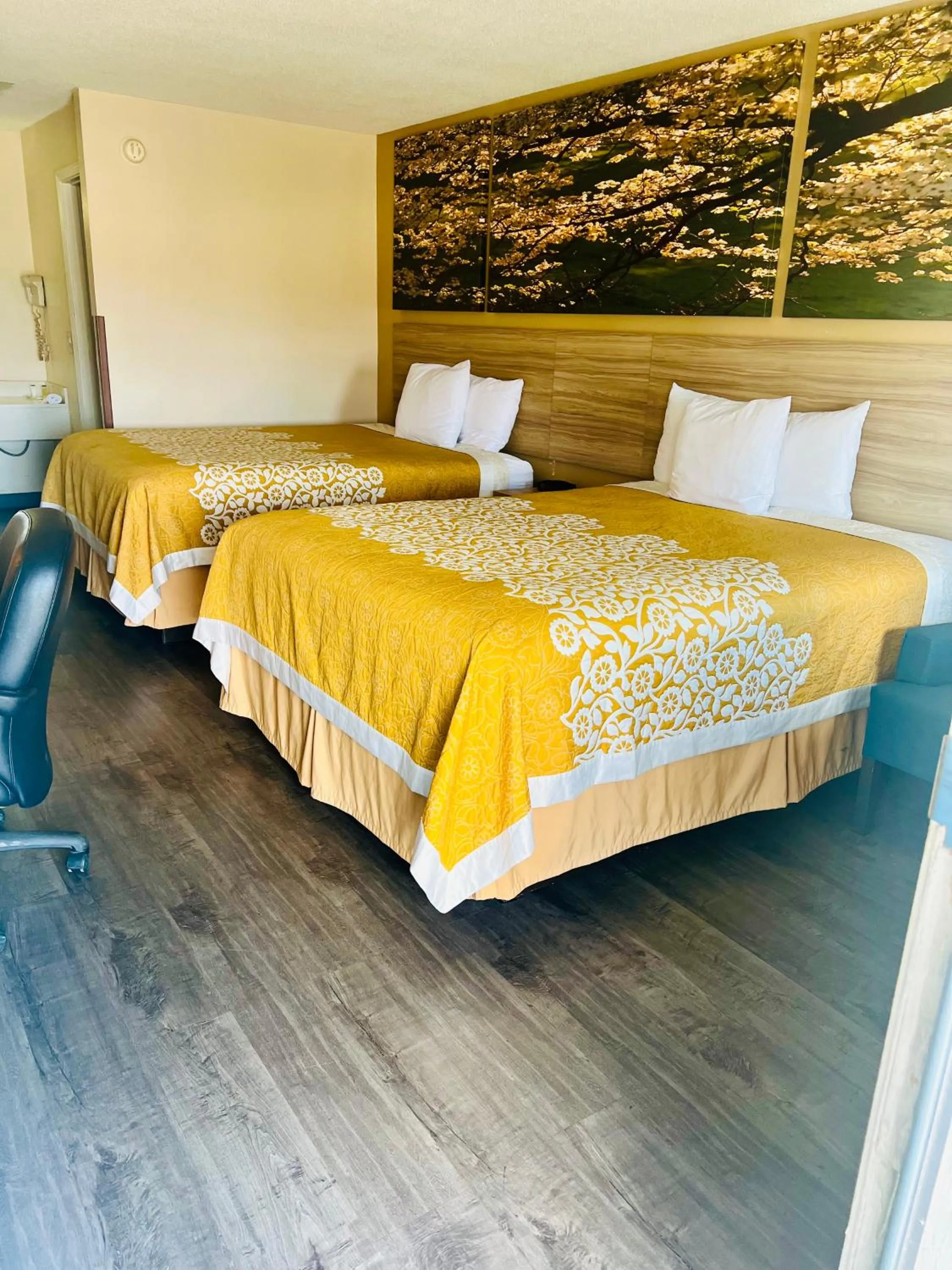 Bedroom, Bed in Days Inn by Wyndham Fort Wayne