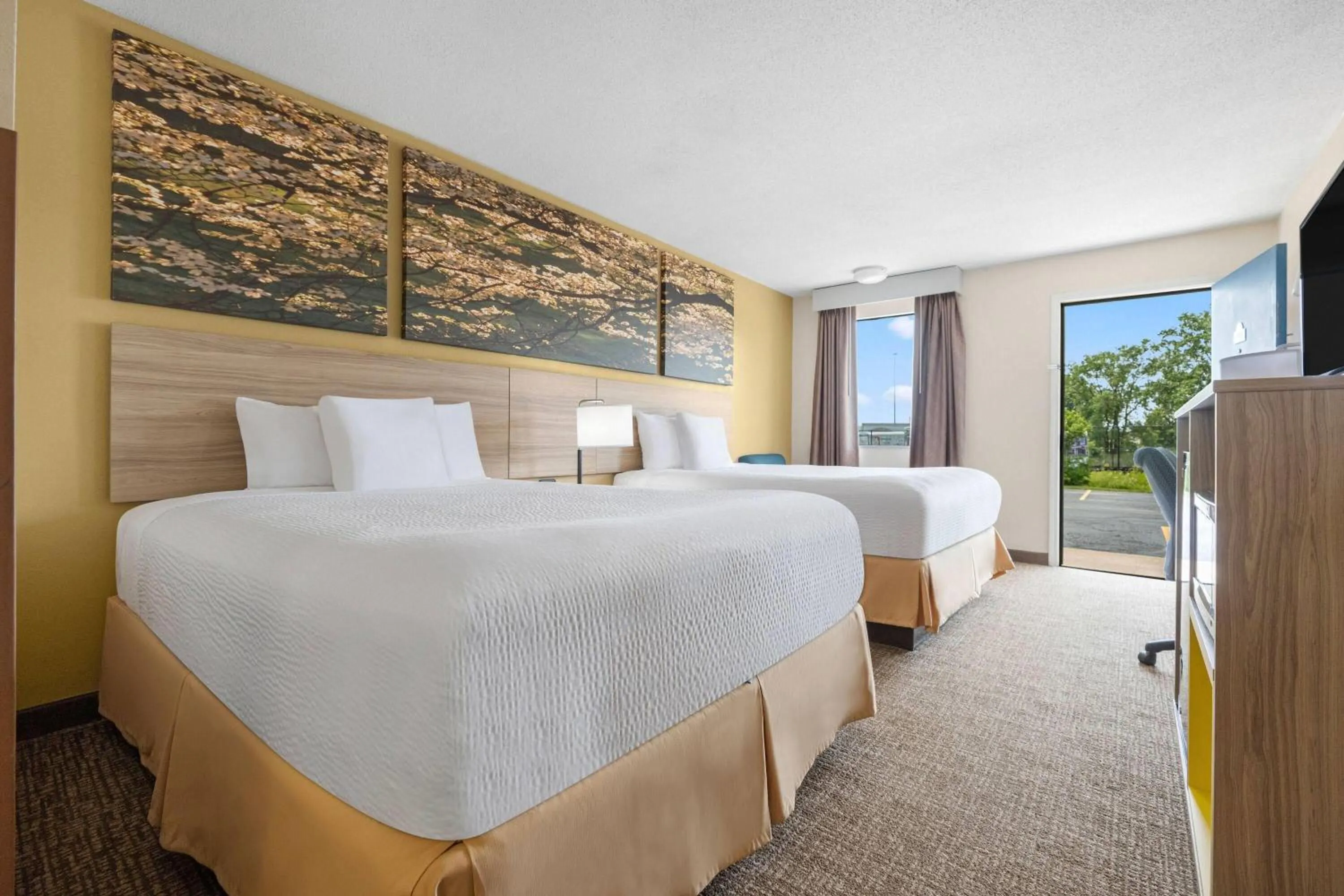 Bed in Days Inn by Wyndham Fort Wayne