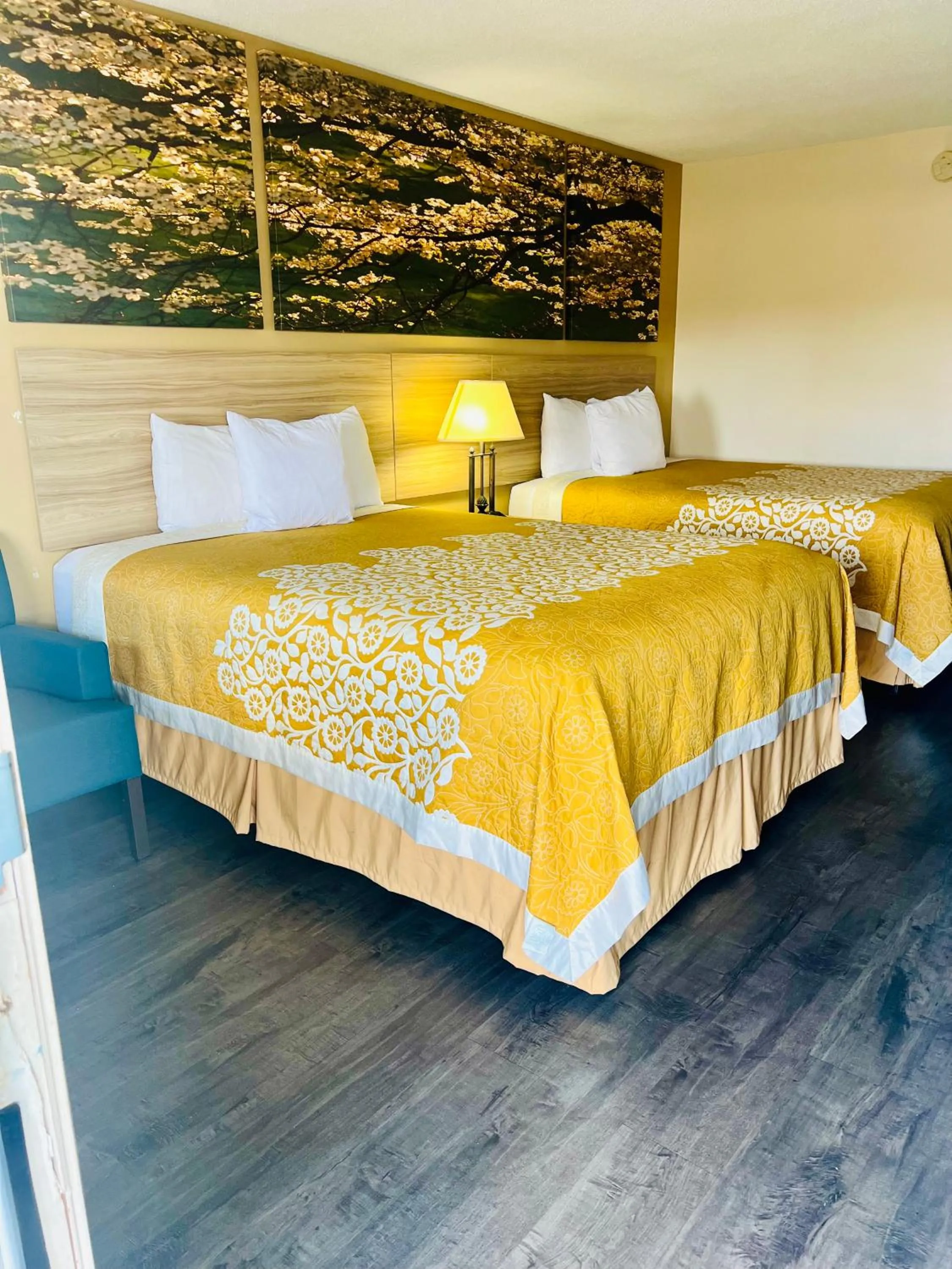 Bedroom, Bed in Days Inn by Wyndham Fort Wayne