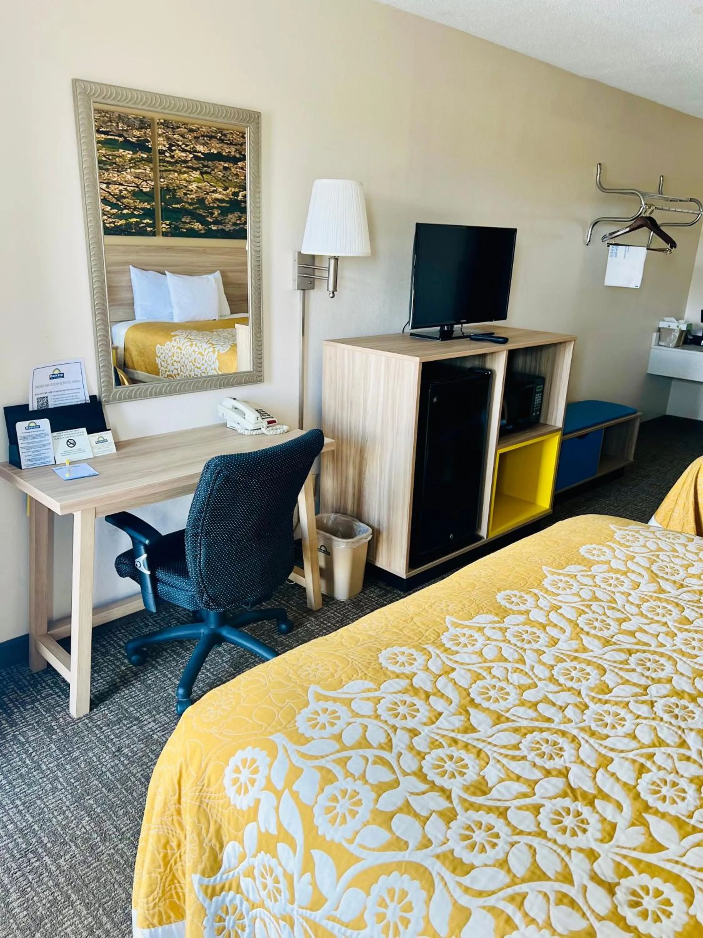 TV and multimedia, Bed in Days Inn by Wyndham Fort Wayne