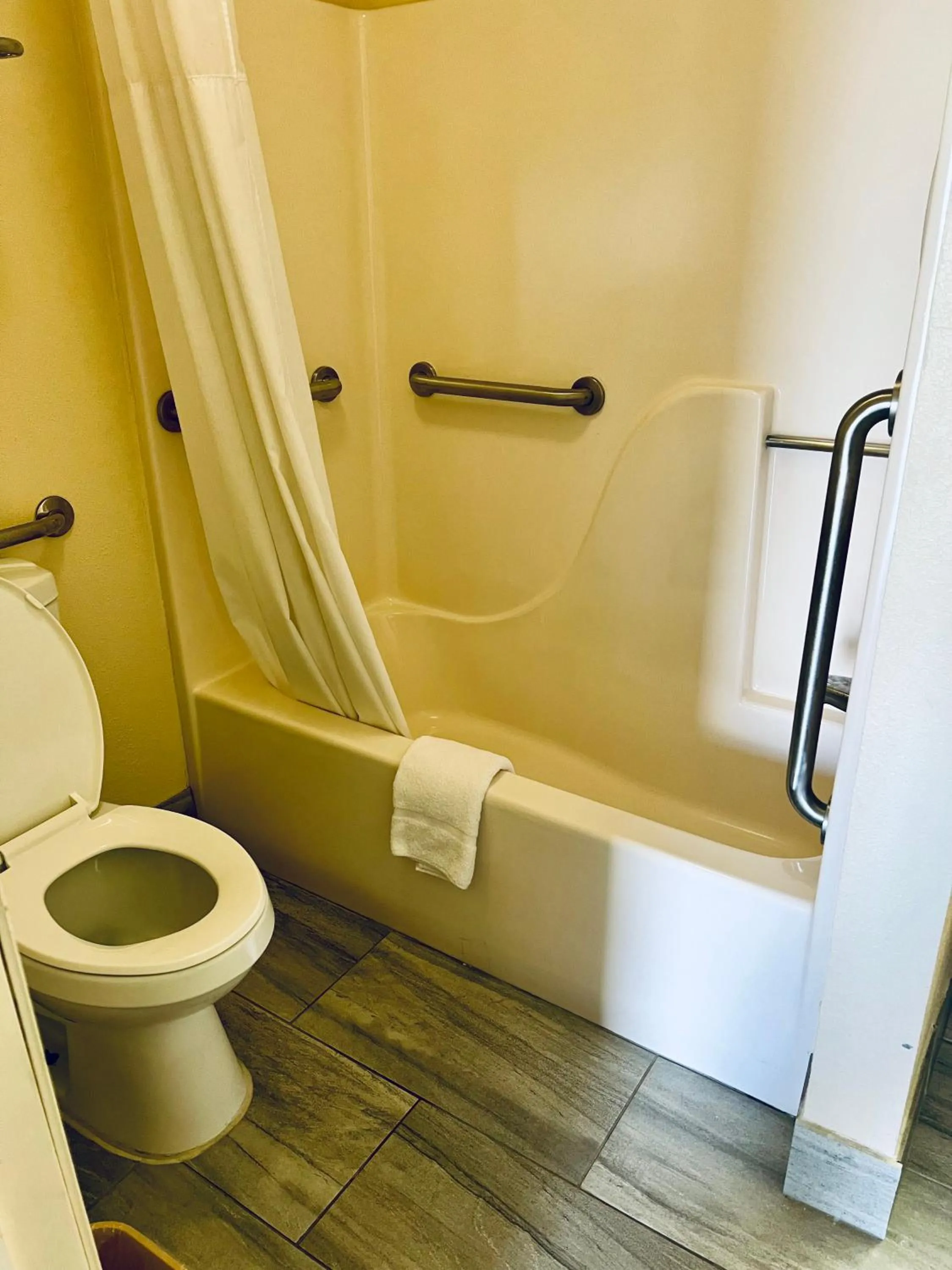 Bath in Days Inn by Wyndham Fort Wayne