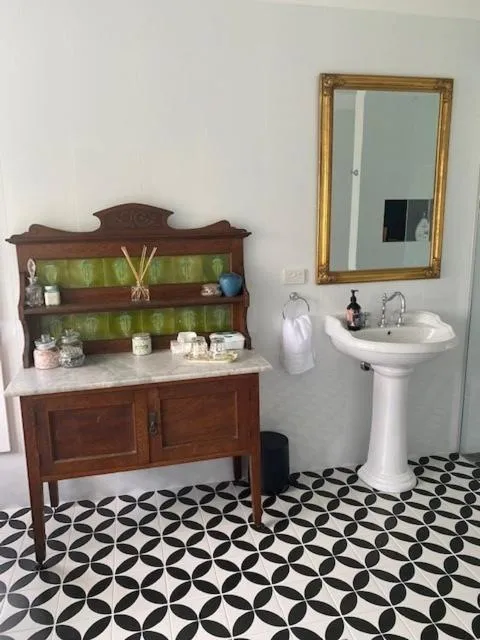 Toilet in Palmyra B&B