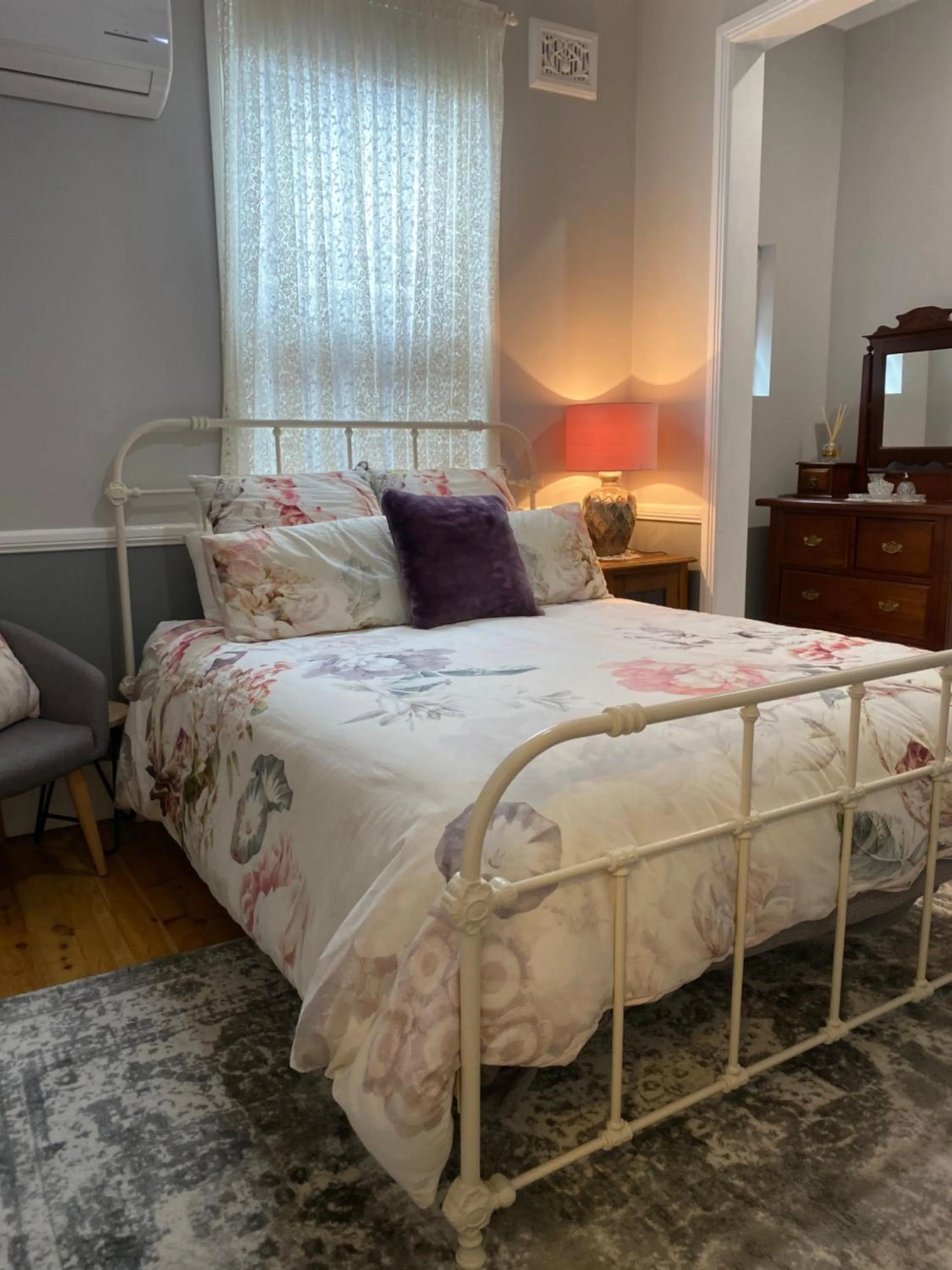 Toilet, Bed in Palmyra B&B