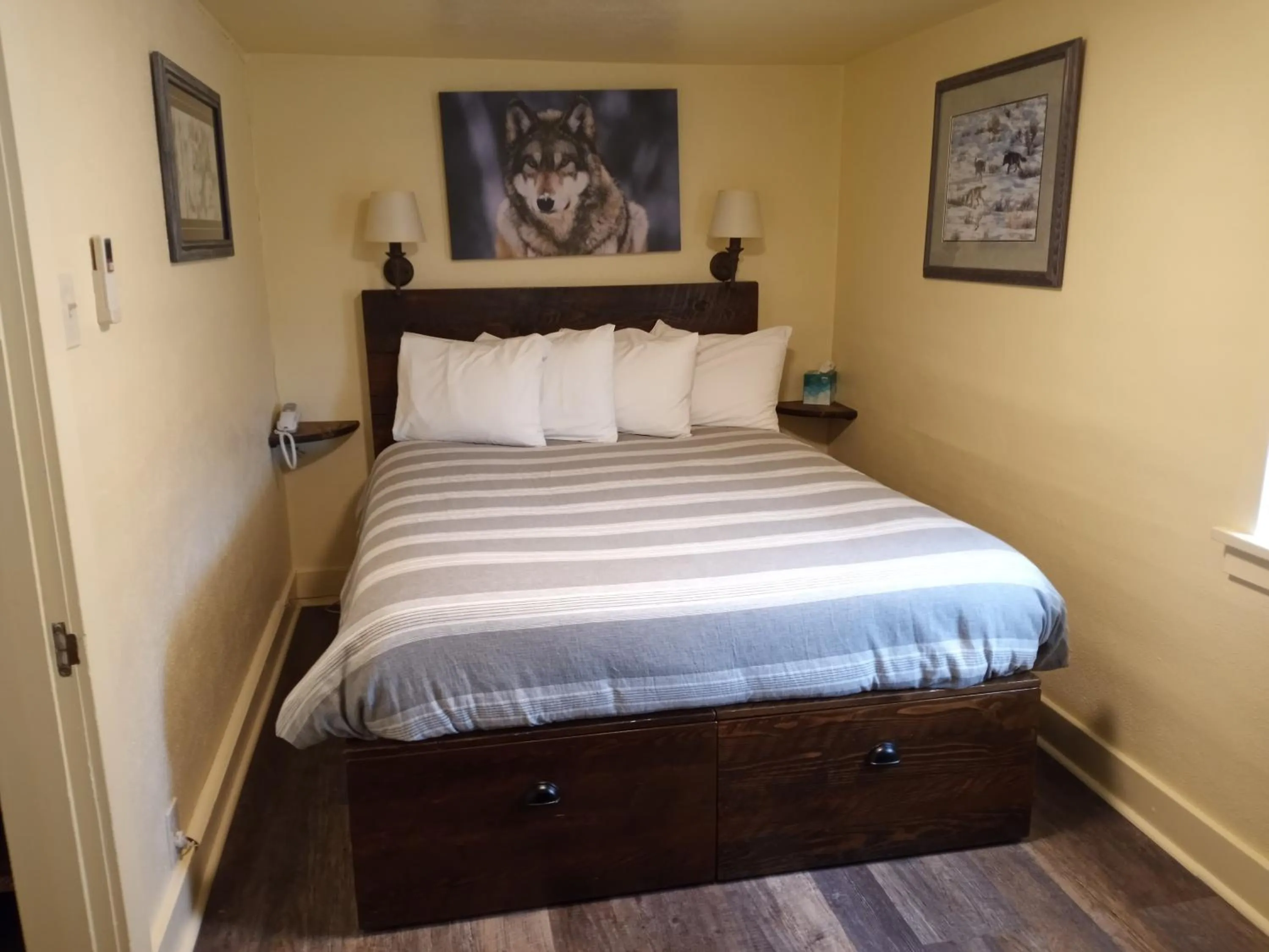 Bed in Yellowstone Riverside Cottages