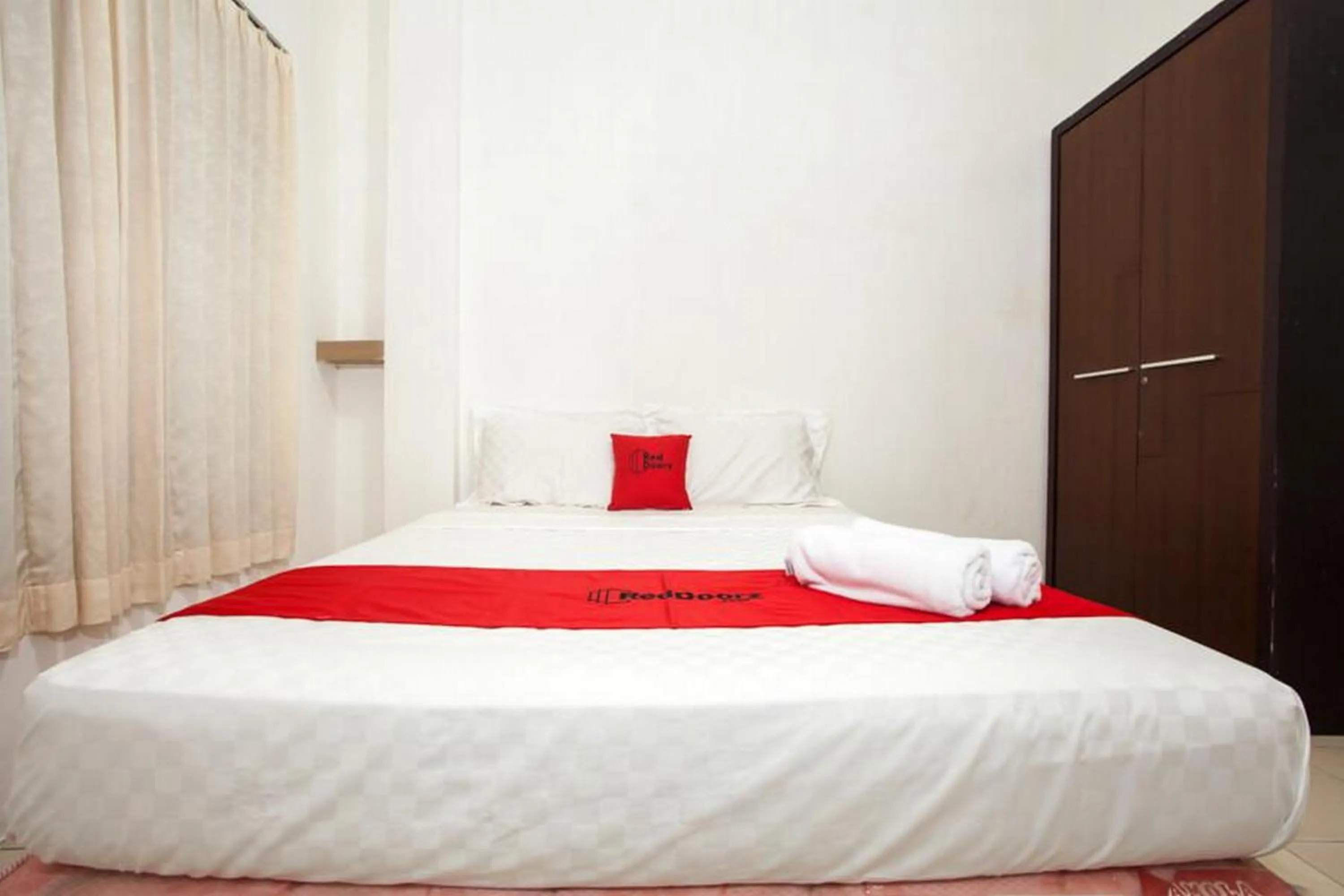 Bedroom in RedDoorz near Taman Bungkul