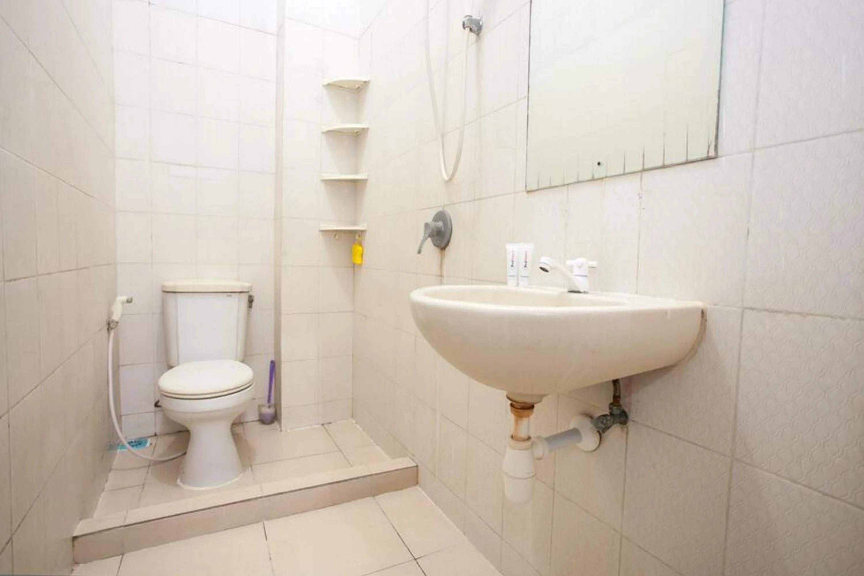 Bathroom in RedDoorz near Taman Bungkul