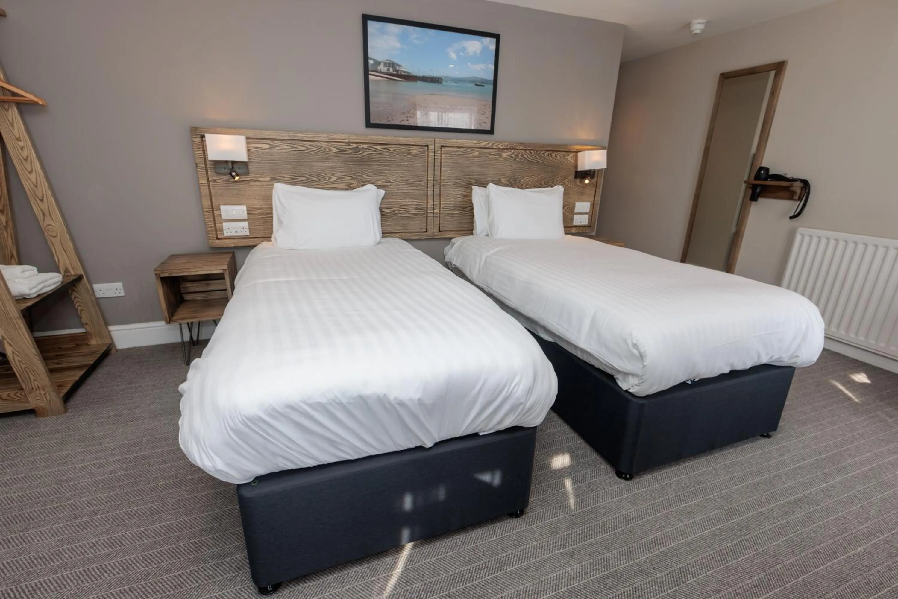 Bedroom, Bed in Dovey Inn