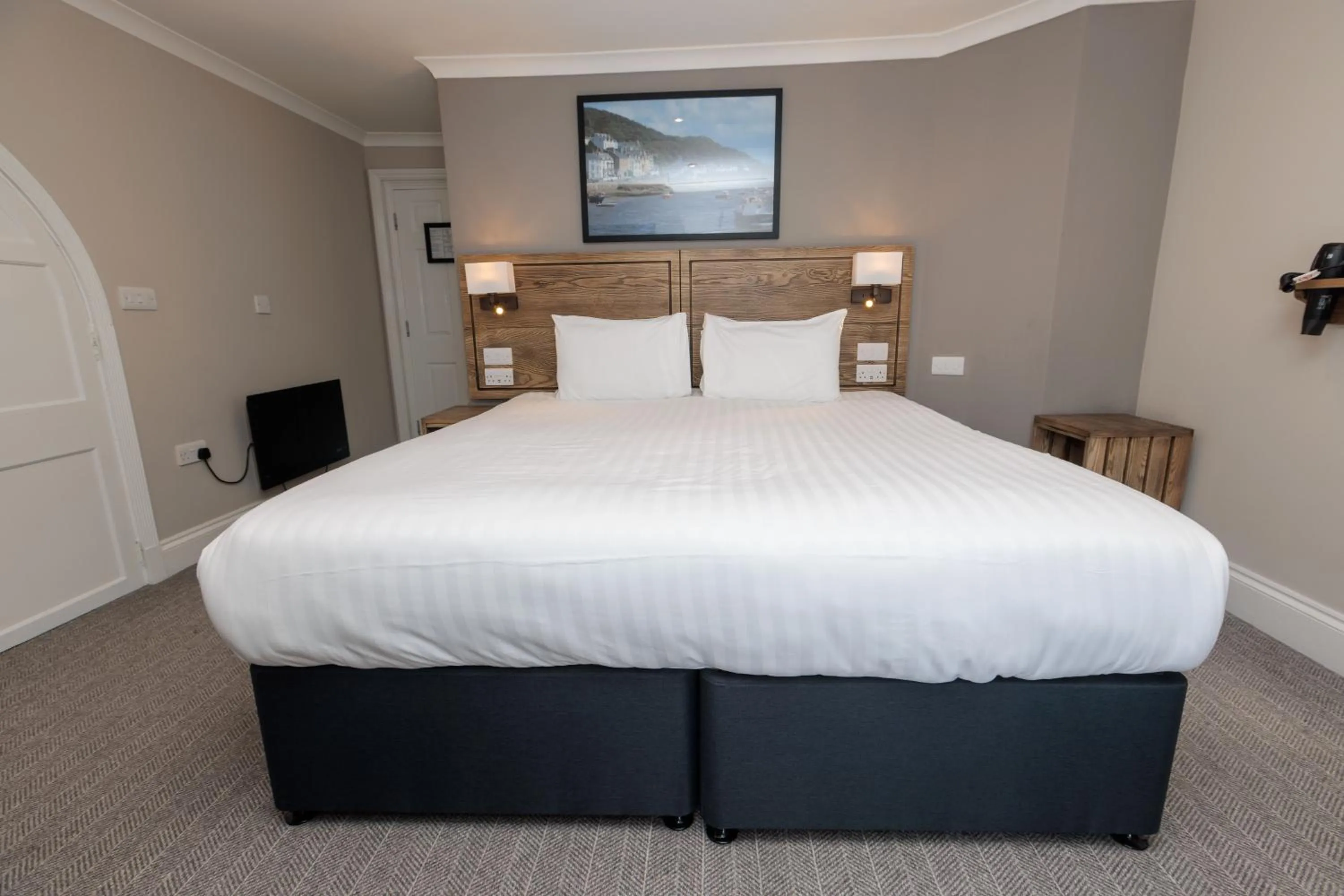 Bedroom, Bed in Dovey Inn