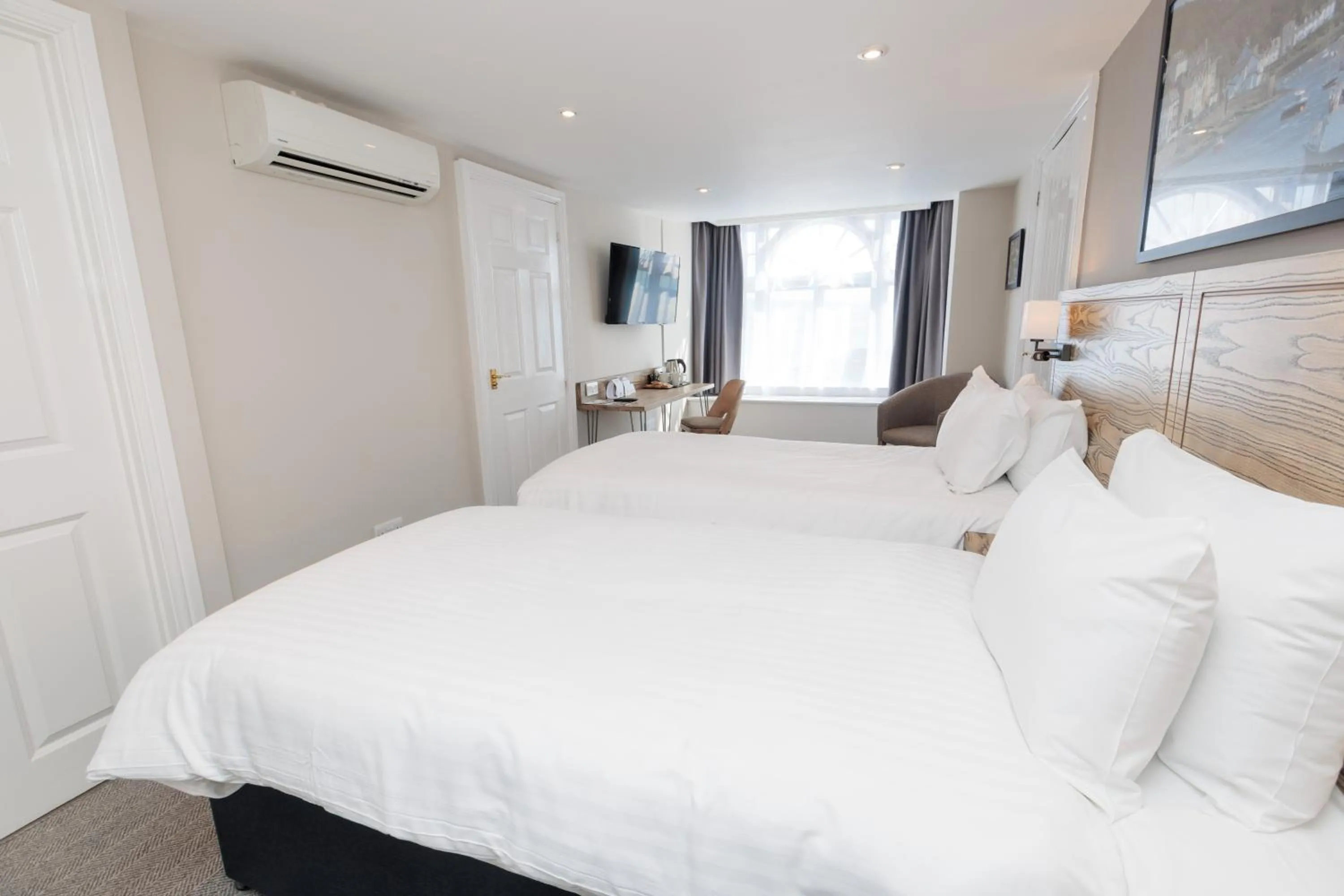 Bedroom, Bed in Dovey Inn