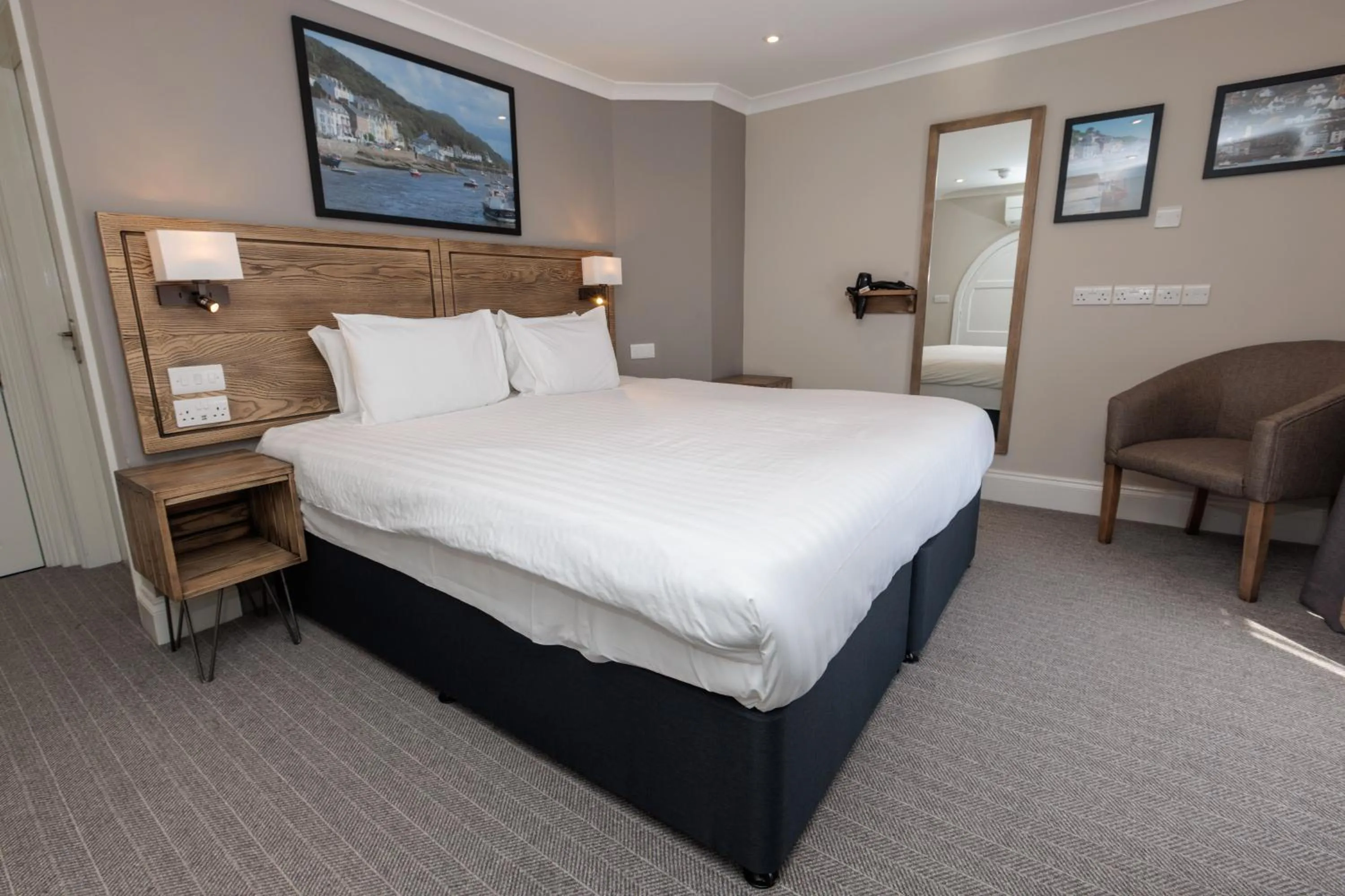 Bedroom, Bed in Dovey Inn