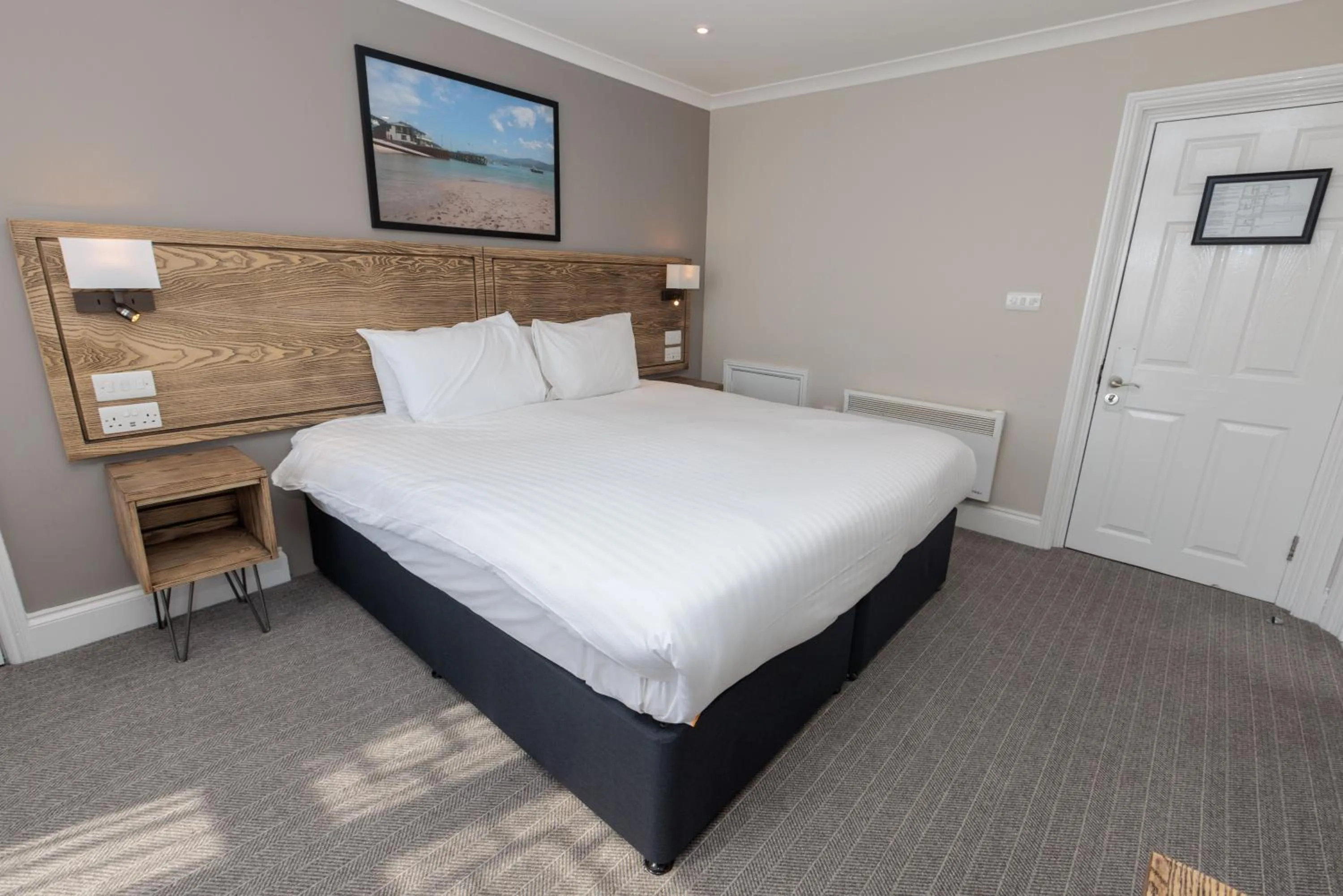 Bedroom, Bed in Dovey Inn