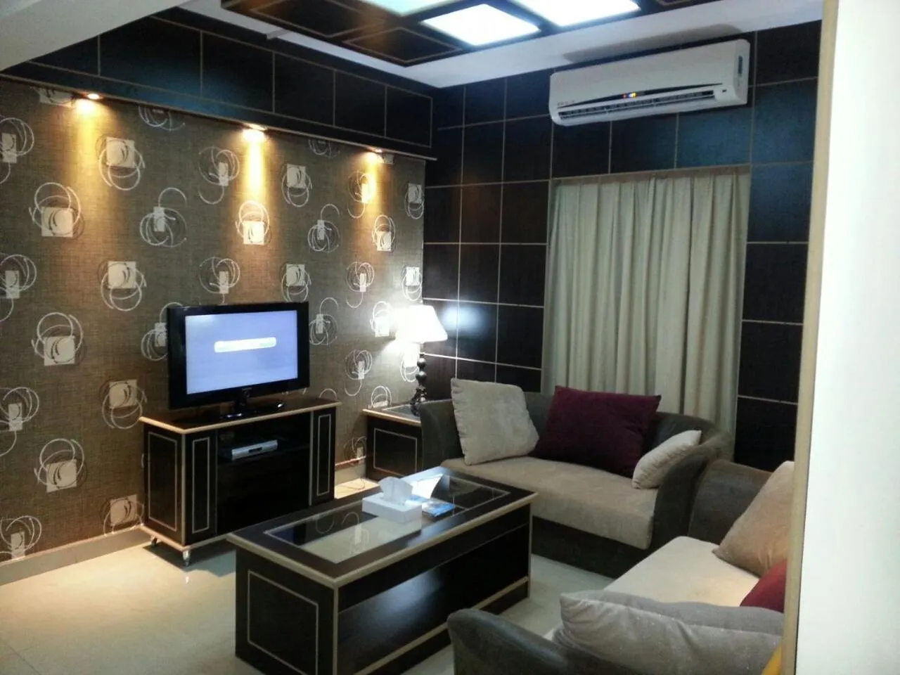 Communal lounge/ TV room in Dolphin Hotel