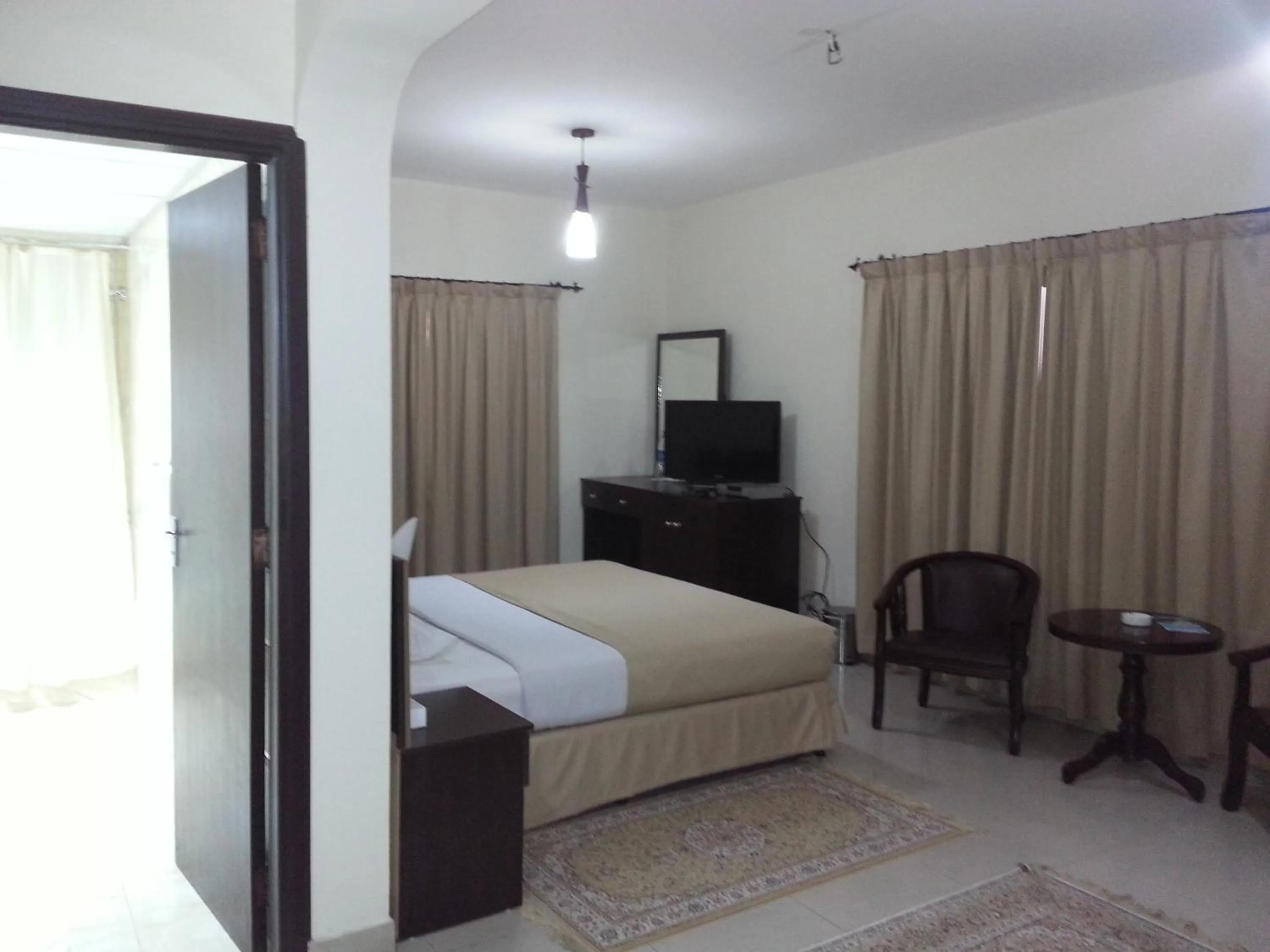 Communal lounge/ TV room, Bed in Dolphin Hotel