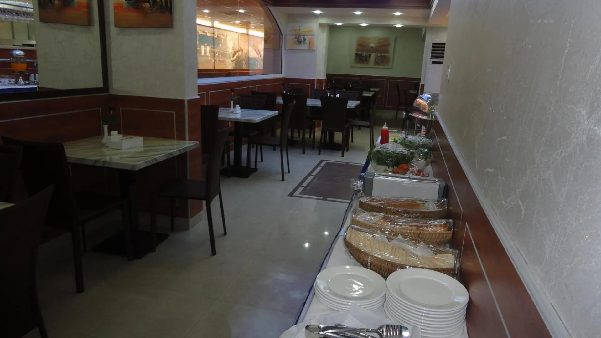 Restaurant/places to eat in Dolphin Hotel