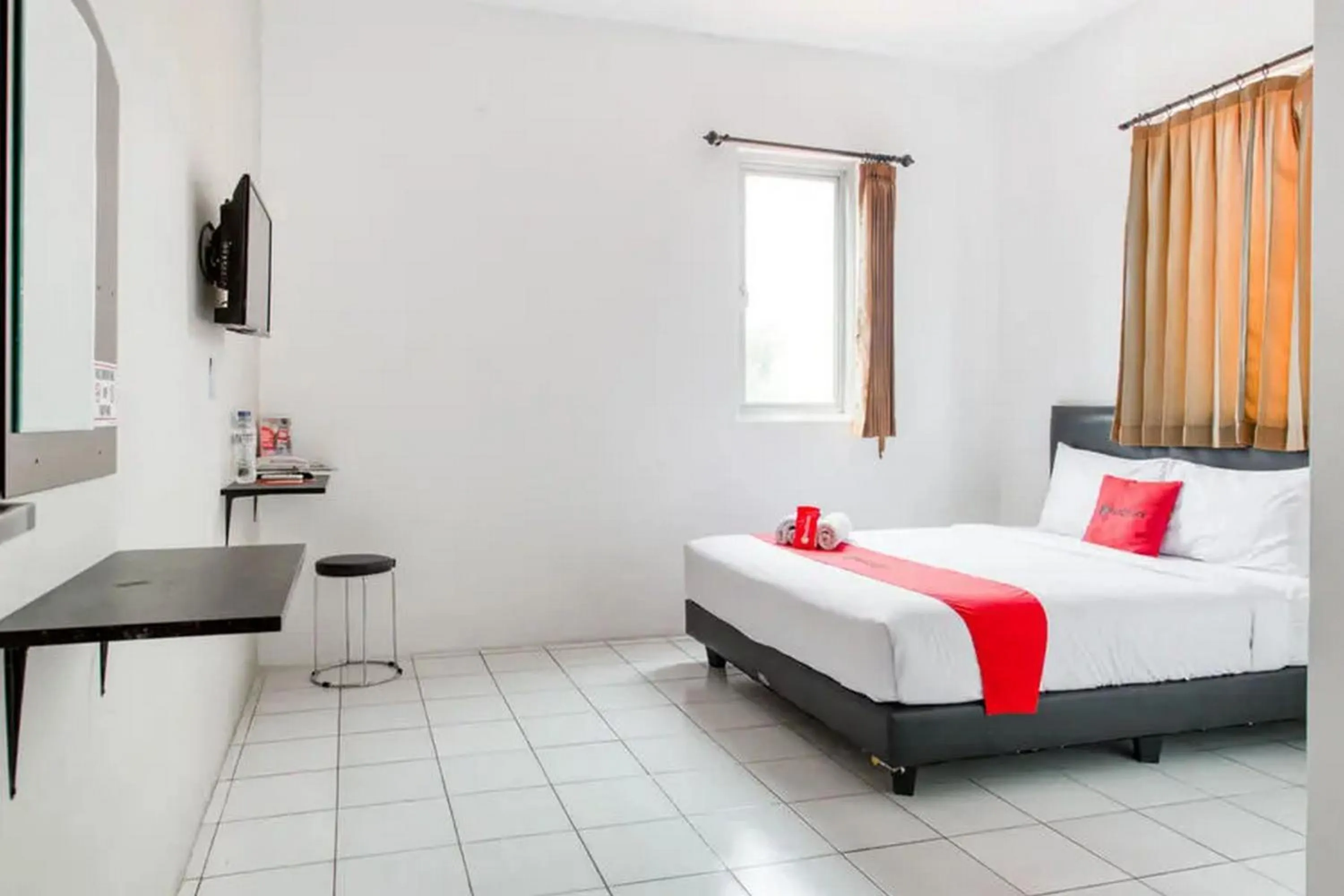 Bedroom, Bed in RedDoorz Plus near Galaxy Mall