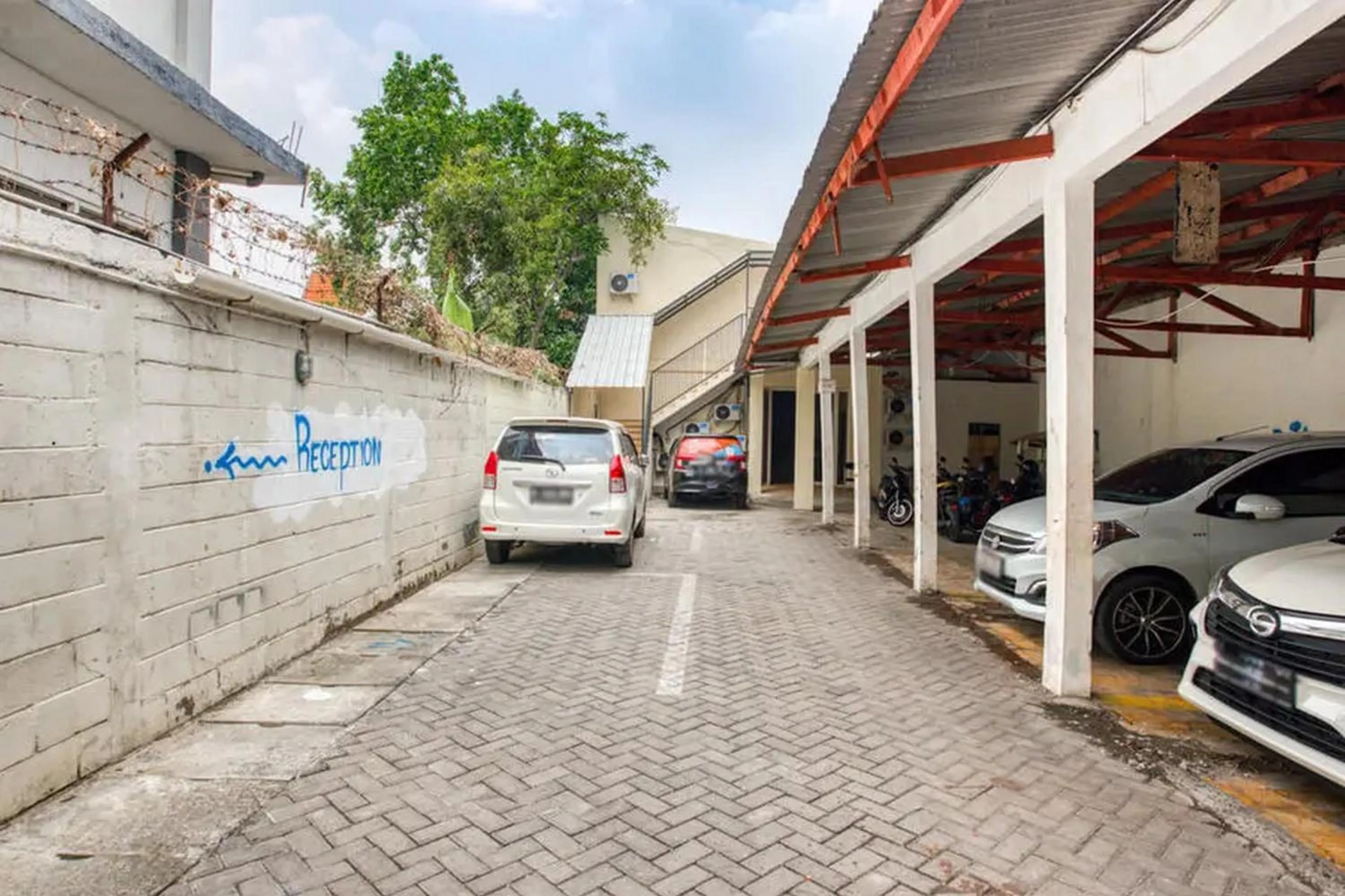 Parking in RedDoorz Plus near Galaxy Mall