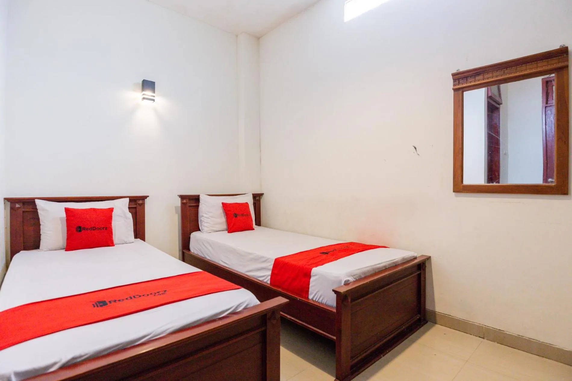 Bedroom, Bed in RedDoorz @ Raya Ngagel 2