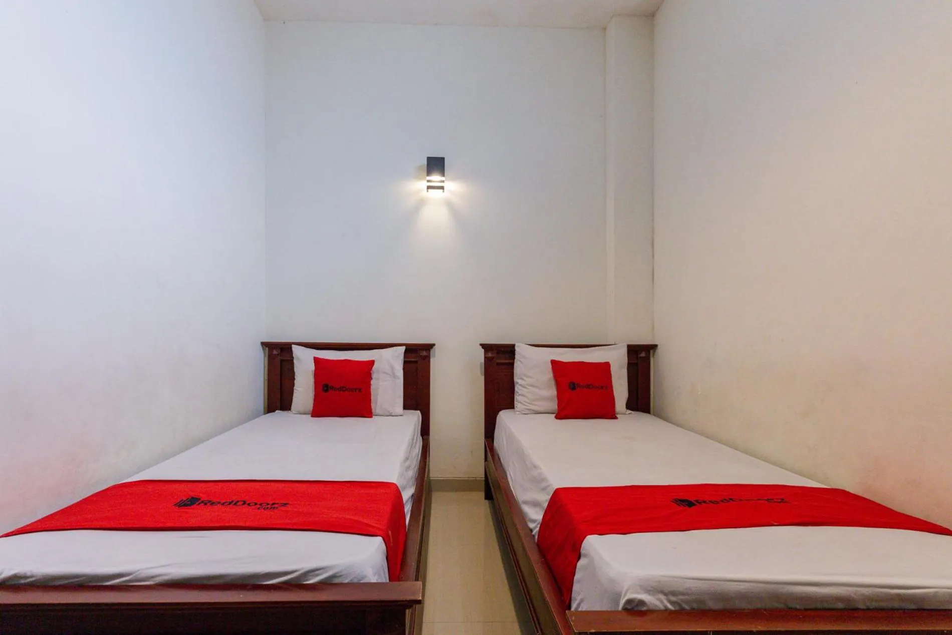 Bedroom, Bed in RedDoorz @ Raya Ngagel 2