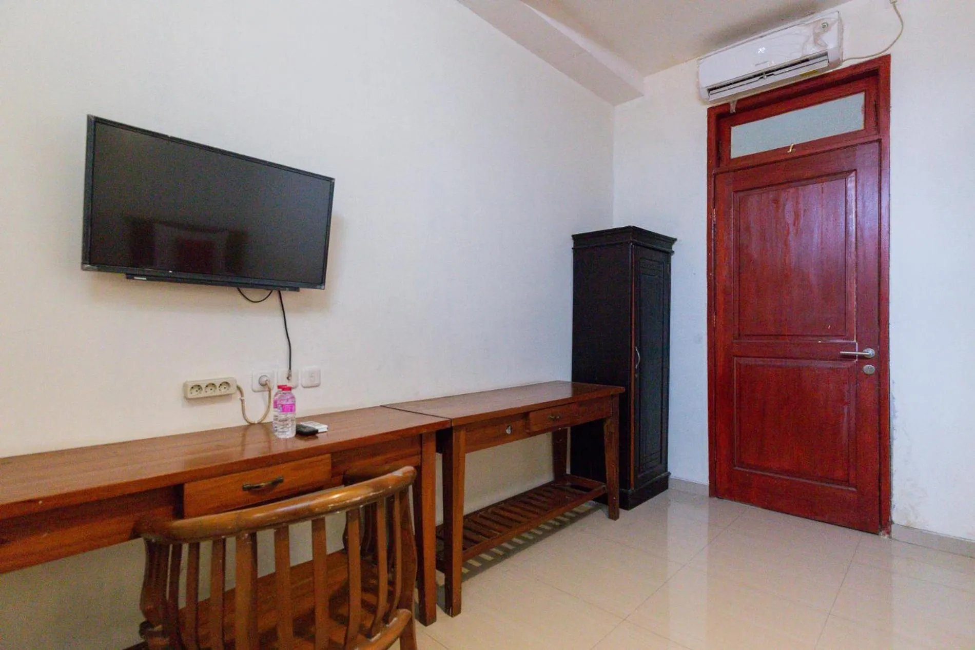 TV and multimedia in RedDoorz @ Raya Ngagel 2