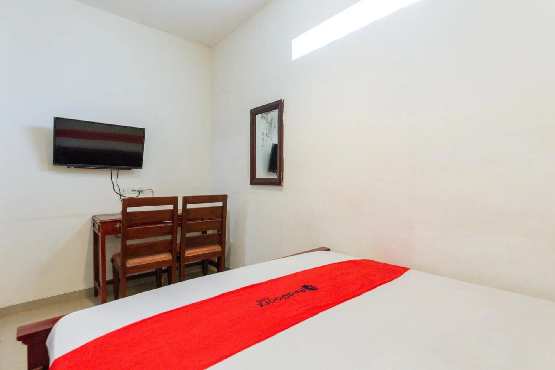 Bedroom, Bed in RedDoorz @ Raya Ngagel 2