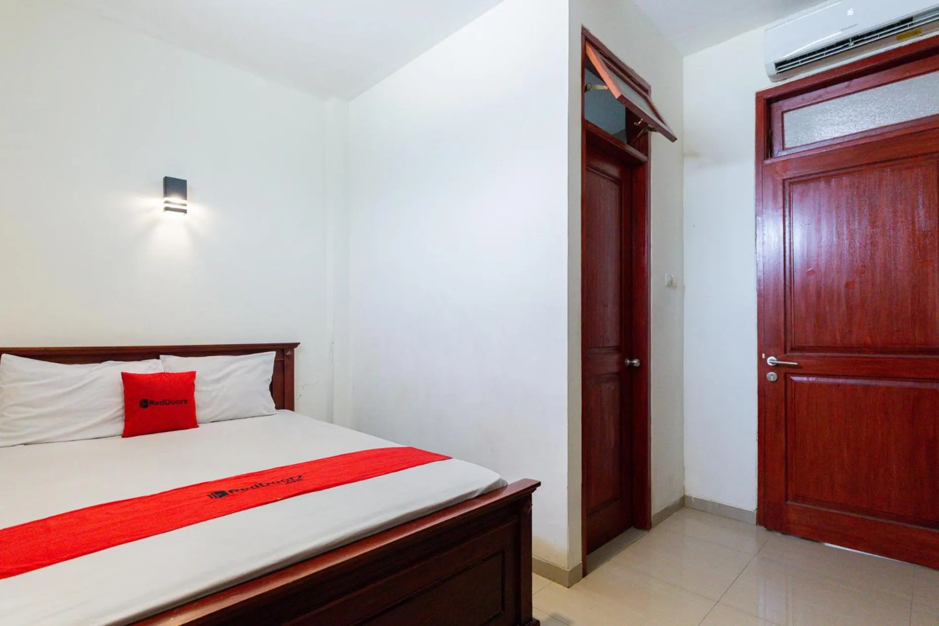 Bedroom, Bed in RedDoorz @ Raya Ngagel 2