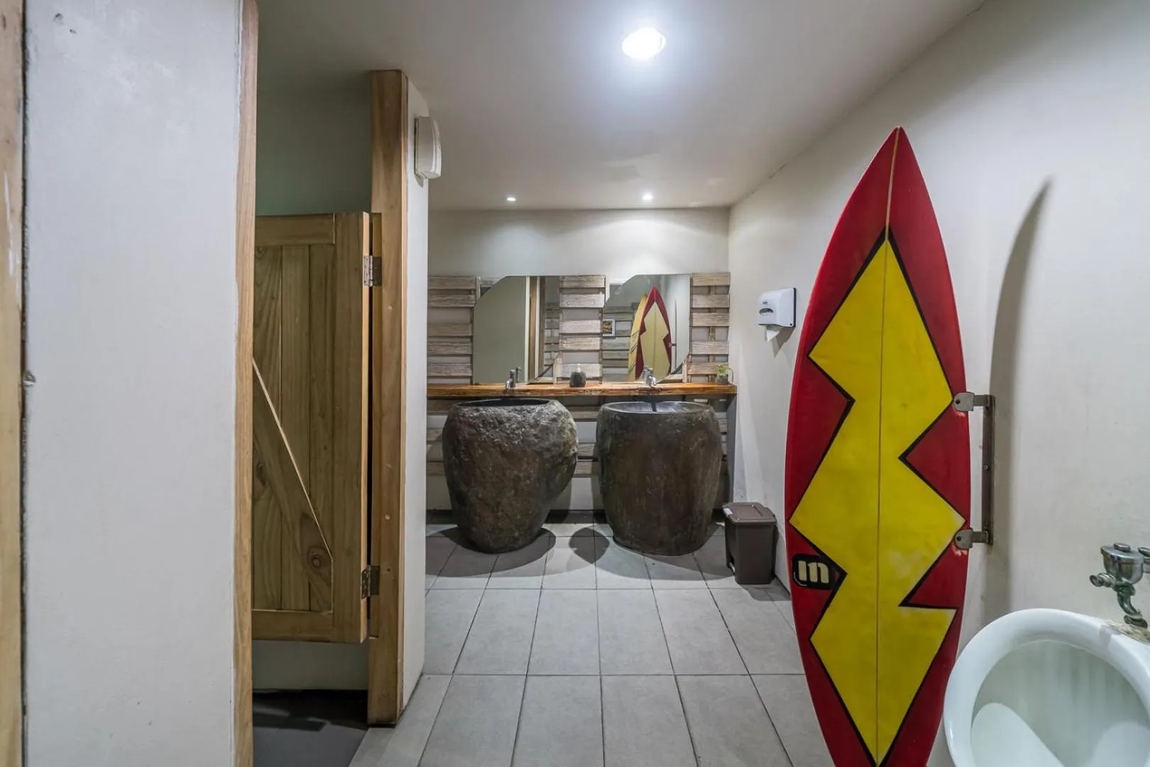 Toilet in Bliss Surfer Hotel Legian