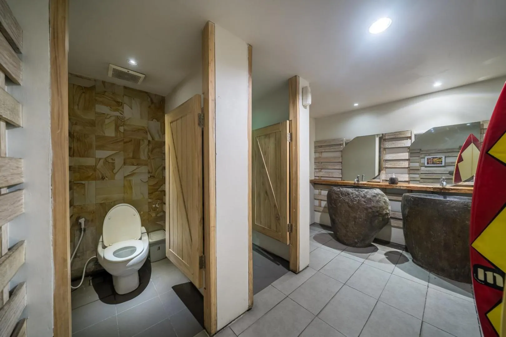 Toilet in Bliss Surfer Hotel Legian