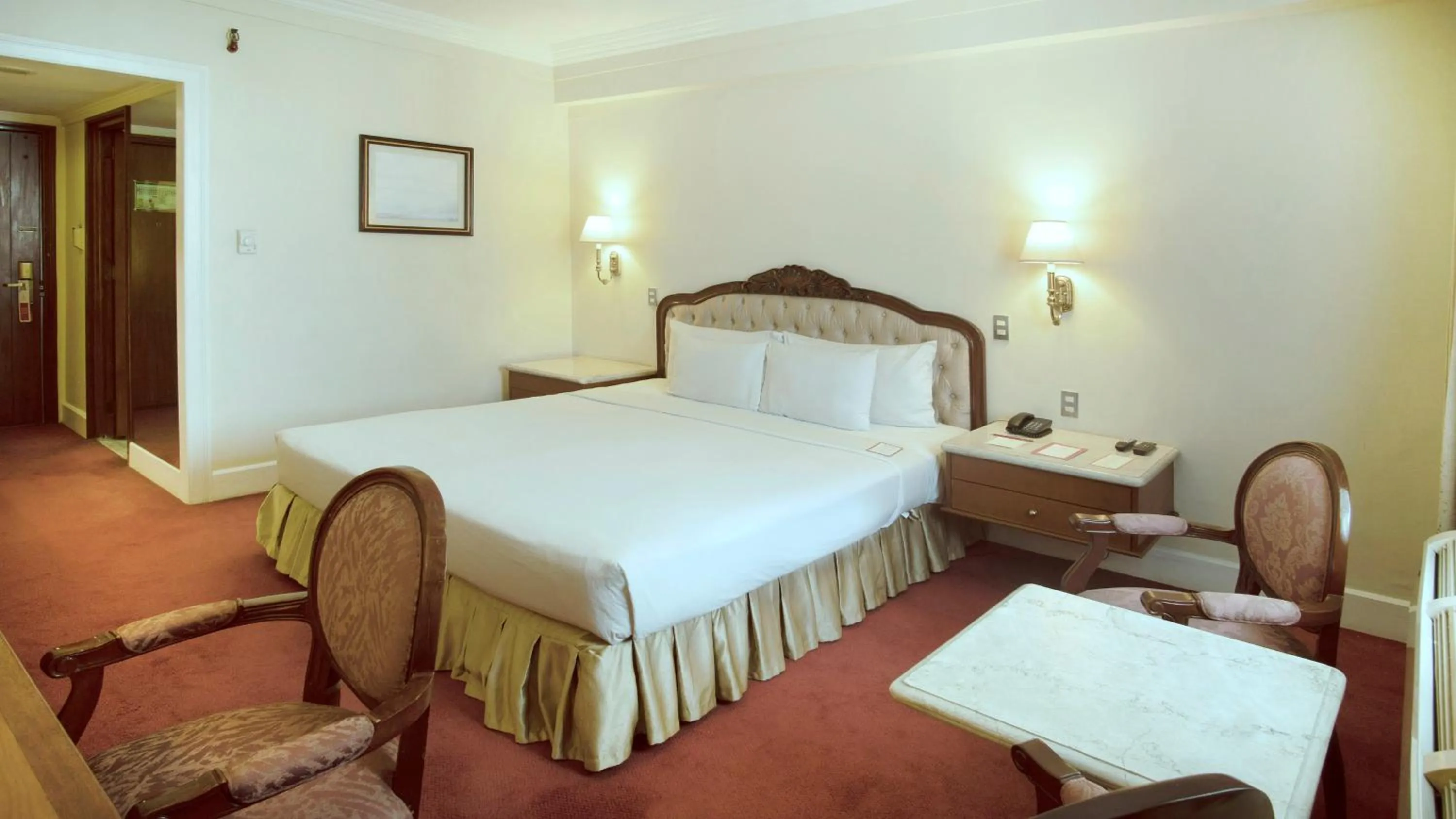 Bathroom, Bed in Manila Prince Hotel