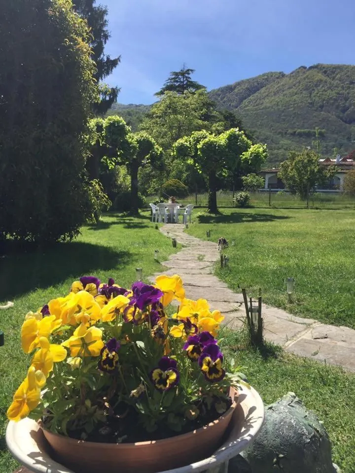 Garden in B&B Il tempo del sogno con cani e gatti Pet&Breakfast