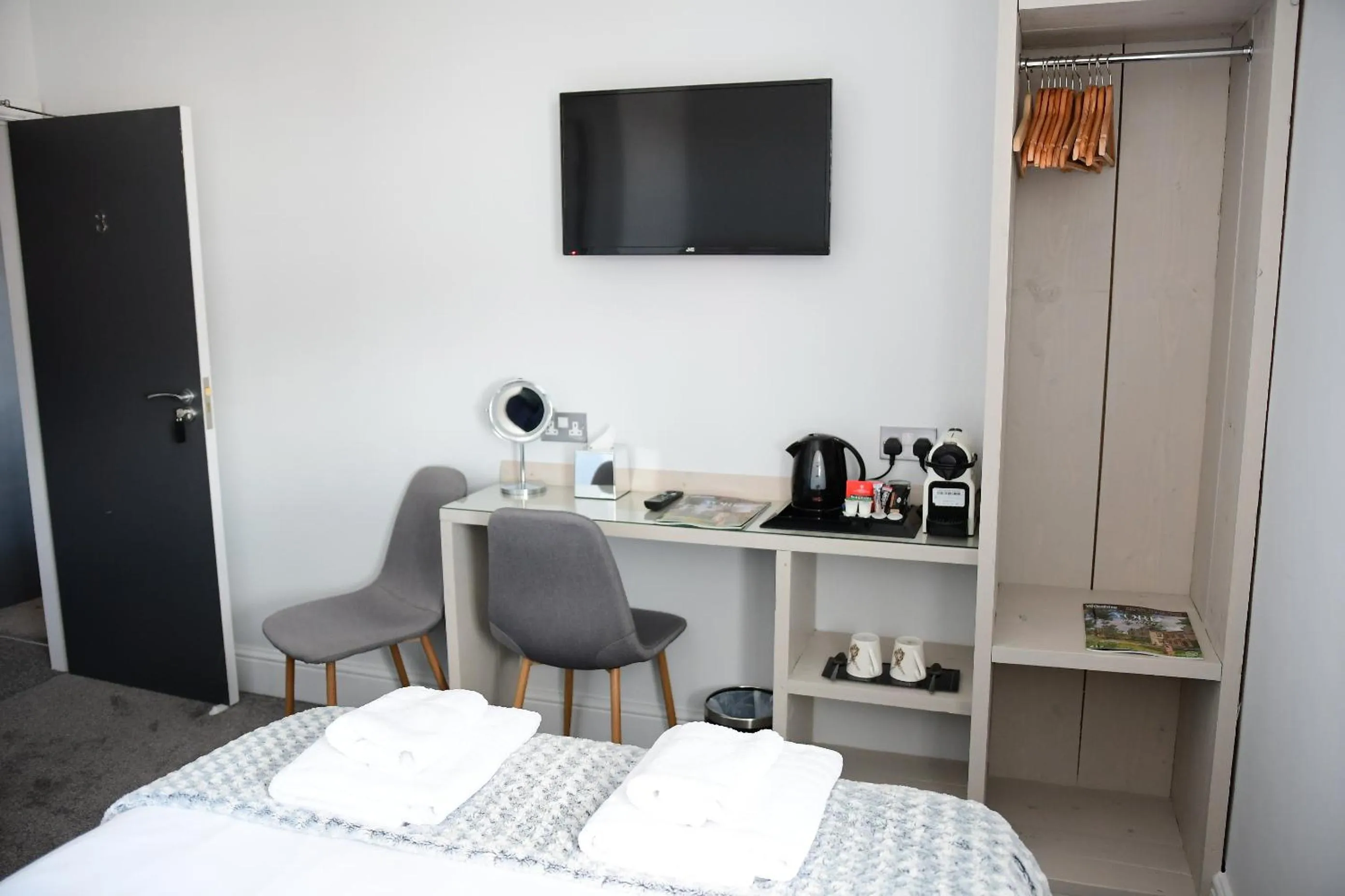 Bedroom, Bed in Vikings Accommodation