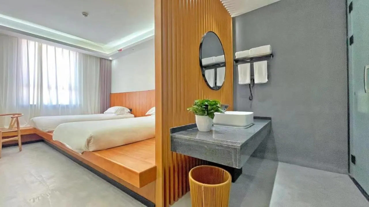 Bed in Lin Ting Holiday Hotel Pudong Airport