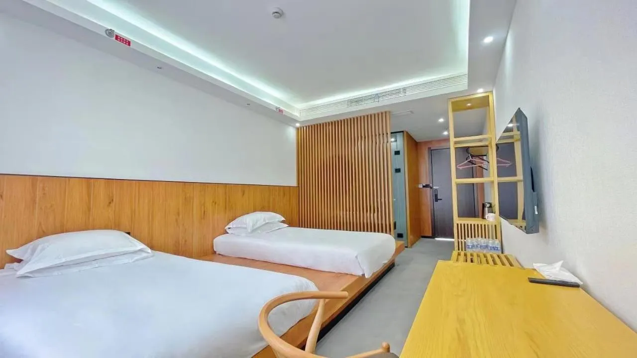 Bed in Lin Ting Holiday Hotel Pudong Airport