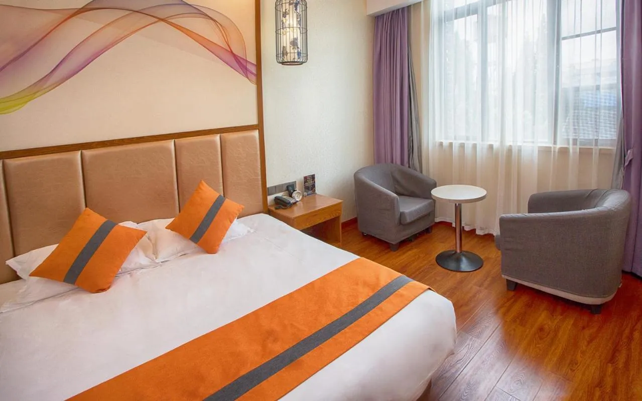 Bed in Lin Ting Holiday Hotel Pudong Airport